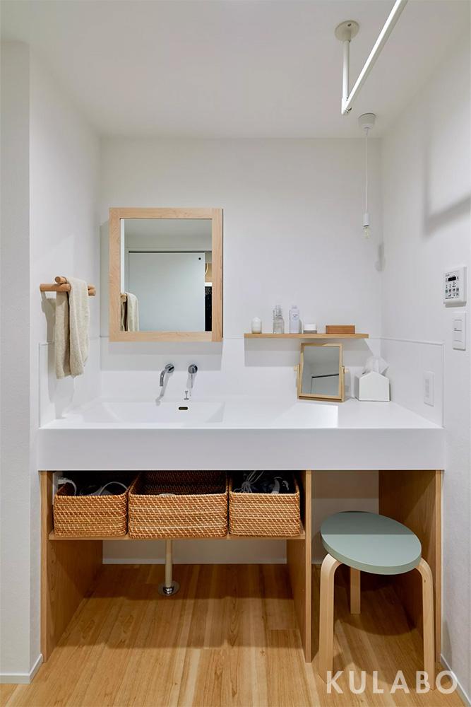 造作洗面台はメイクスペースも兼ねています。天板や立ち上がりを水に強いメラミンで計画することで、掃除も簡単に。