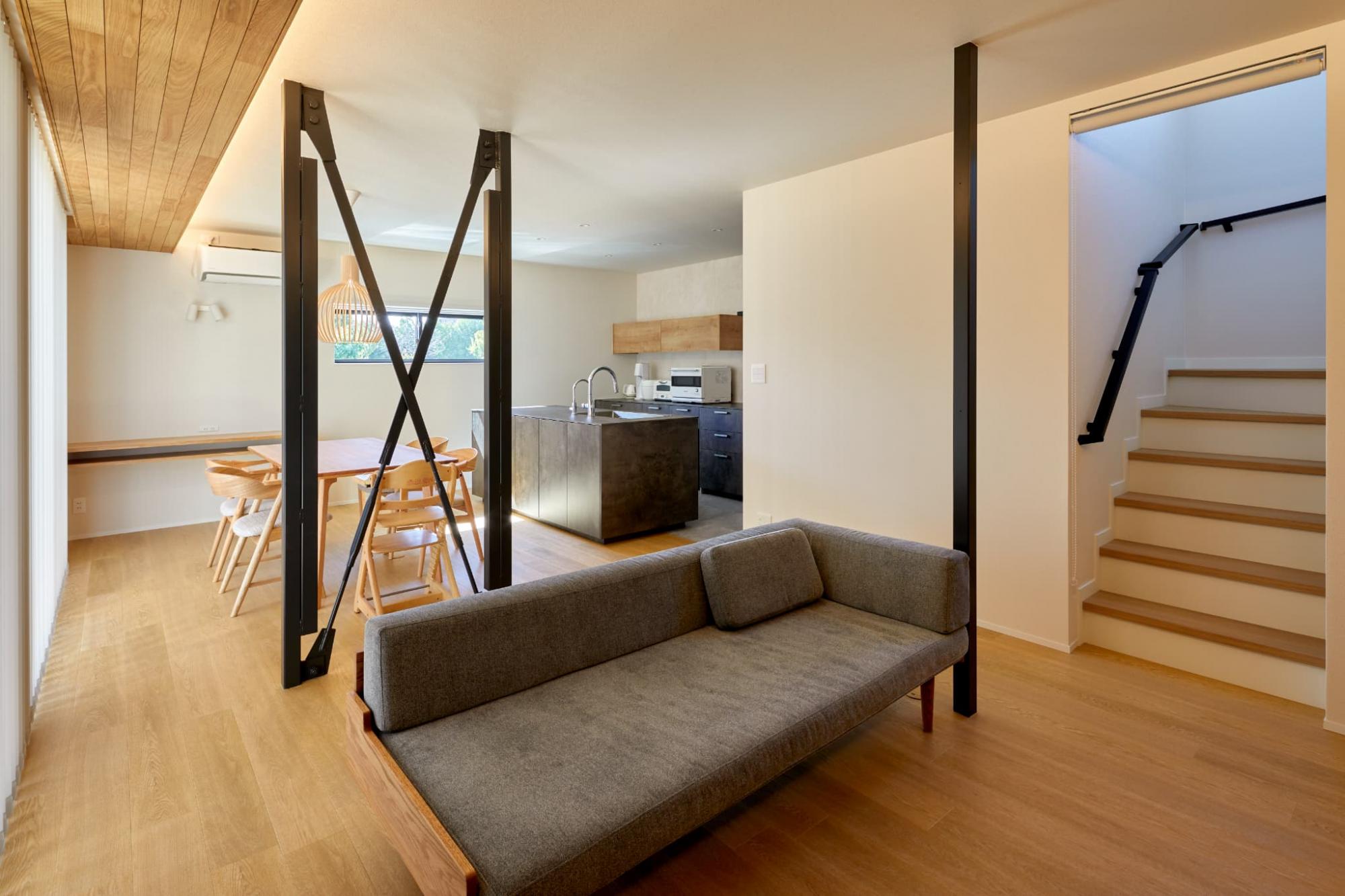 構造上どうしても抜けない柱や筋交いは、塗装して剥き出しにすることで空間のデザインとして魅せました。