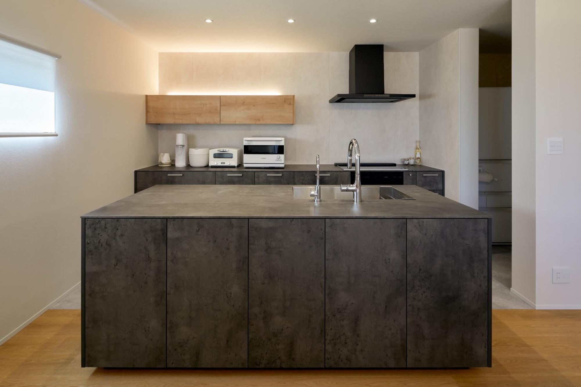 石目柄が美しい広々キッチン。高級感のあるデザインで、リビングの主役に。