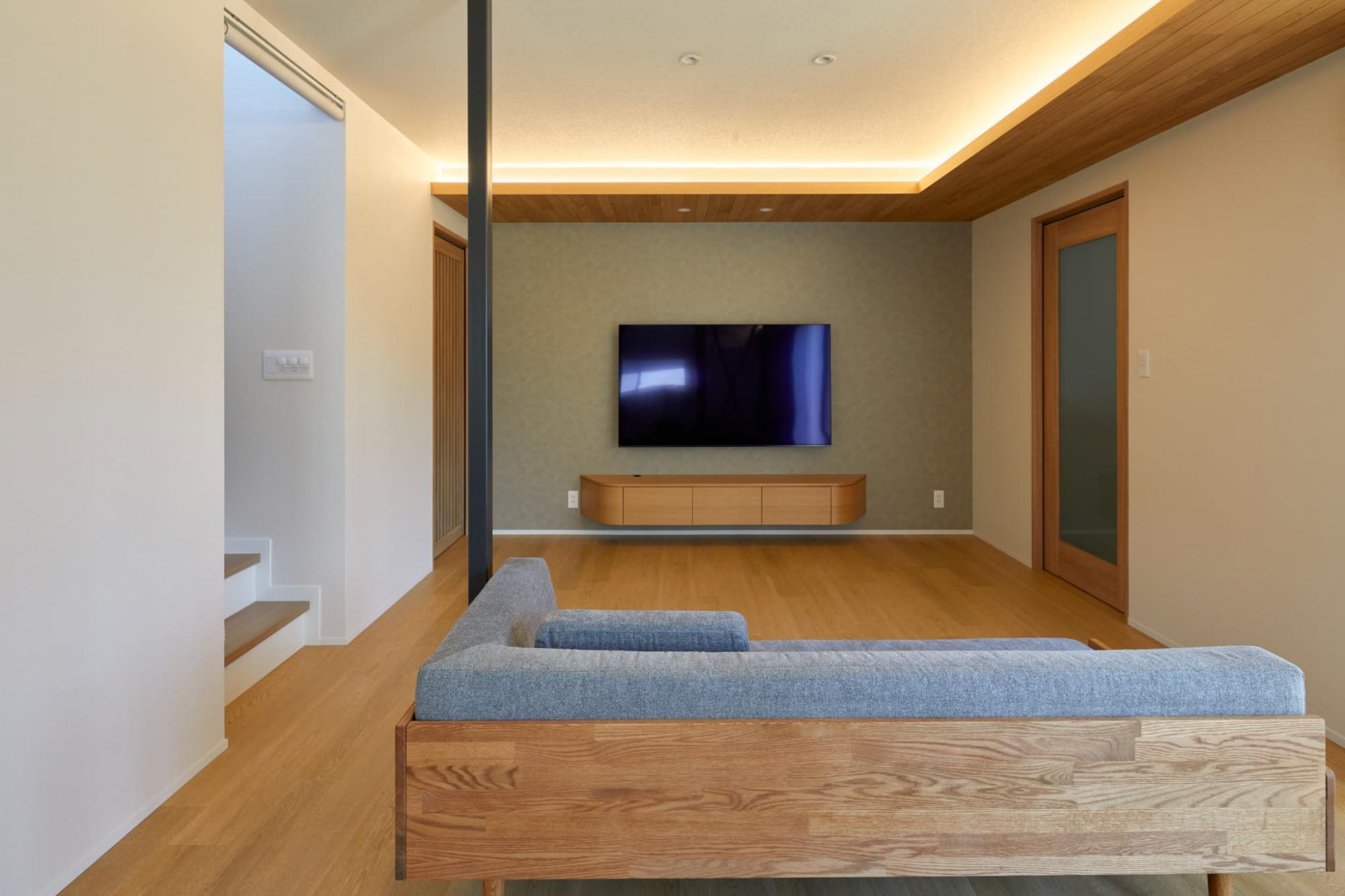 テレビボードの角はアールに仕上げ、デザイン的な要素とお子さまが当たっても危険でないように配慮がされています。