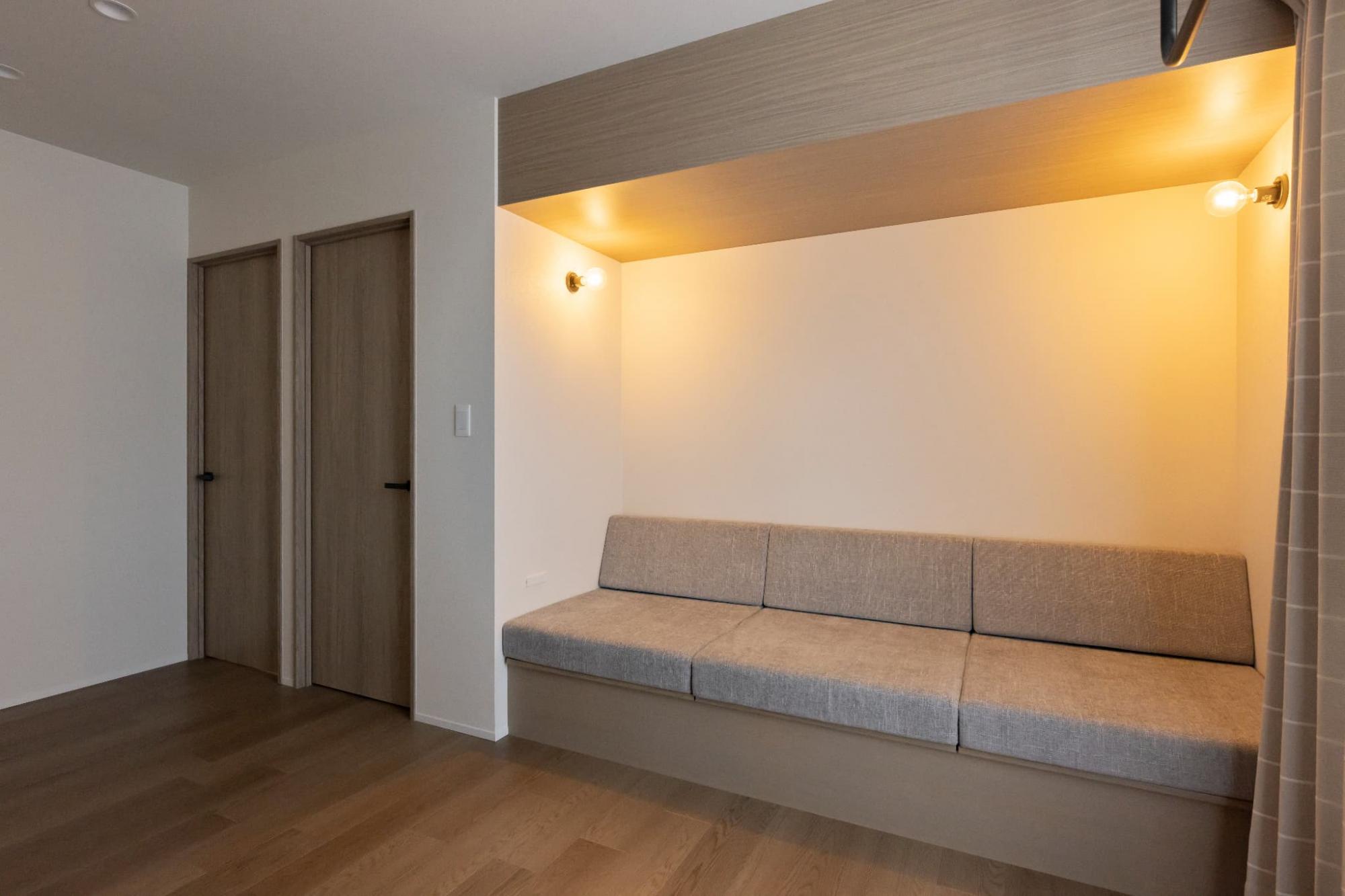 フリースペースにヌックソファを造作。洗面とフリースペースは一続きの空間になっていますが、同色に仕上げているので統一感があります。