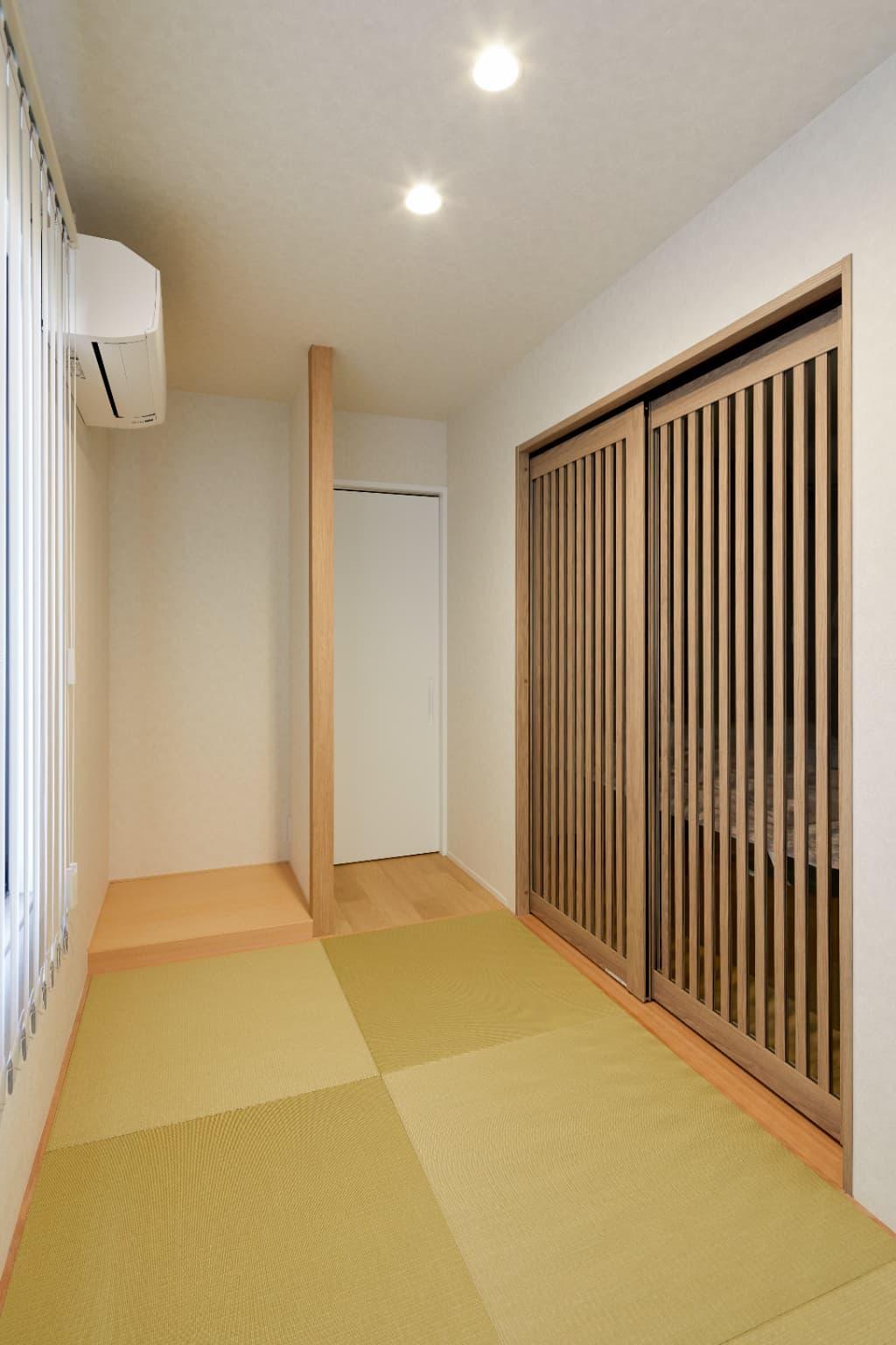 奥の白い扉は、子世帯の玄関へと繋がります。滞在時間が短い玄関と動線を繋ぎ、普段は生活音が気にならないようにしています。