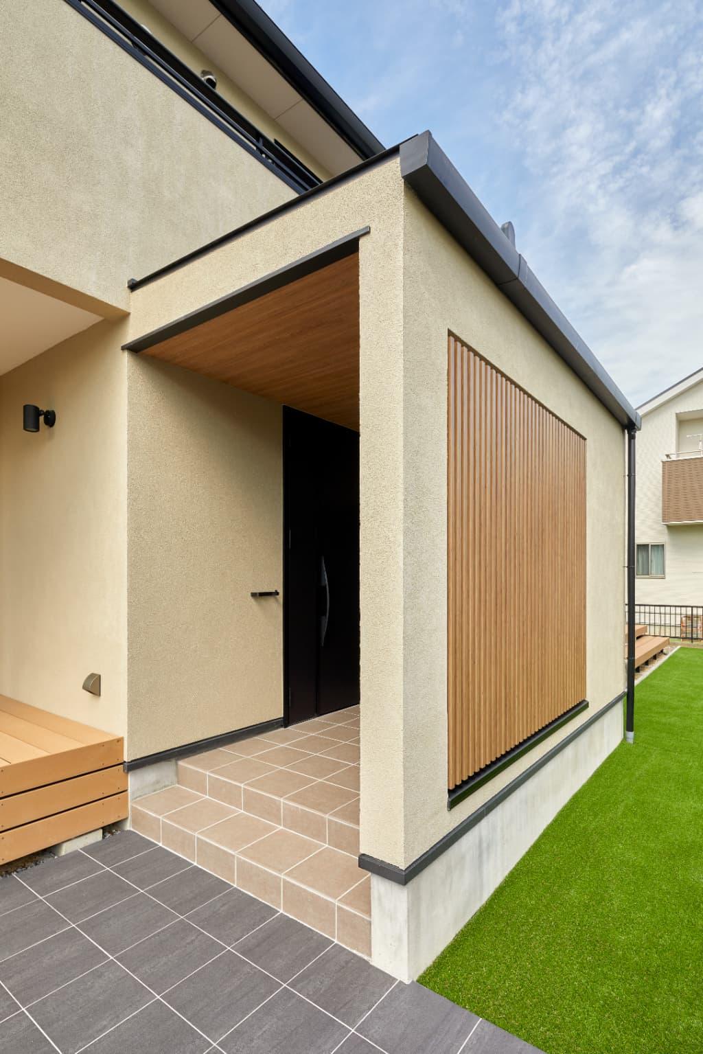 確認申請が必要のない面積で、玄関ポーチと外部収納室を増築。