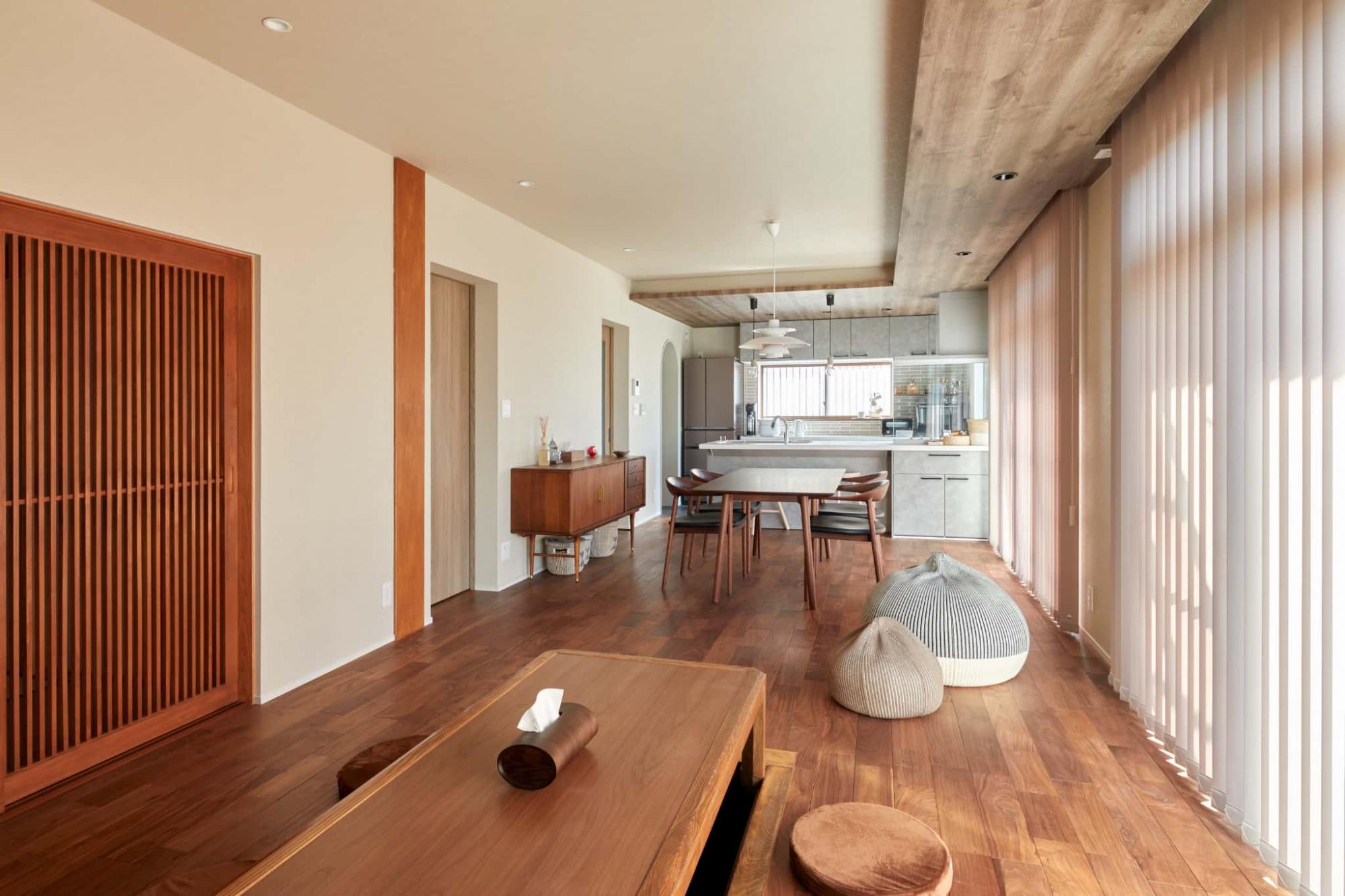 大きな掃き出し窓と高天井が生み出す開放感が魅力。下がり天井に配した間接照明がLDK全体を優しく包み込みます。