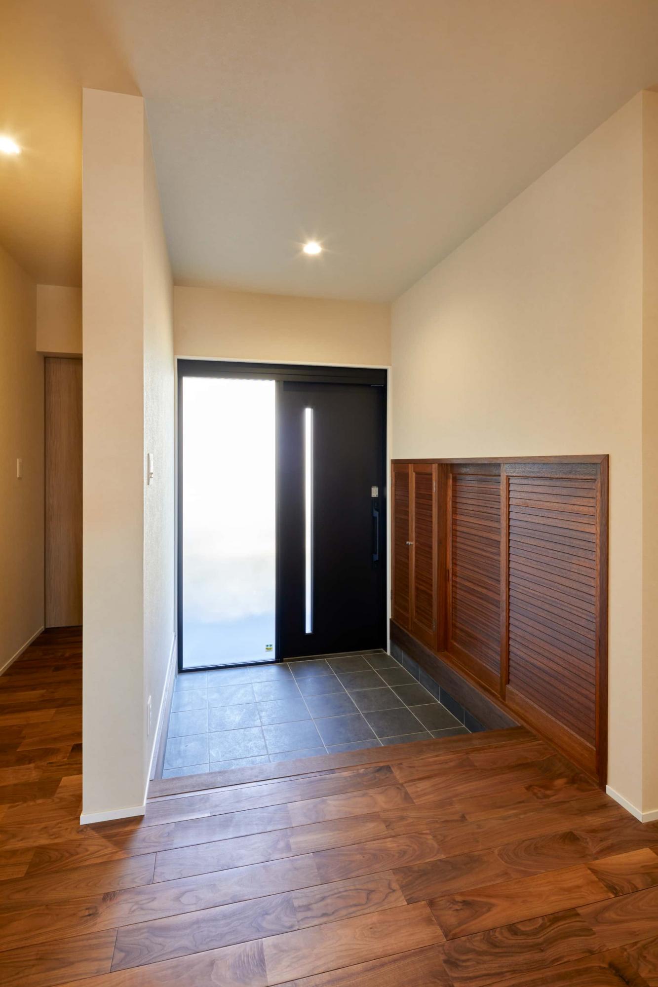 趣のある既存の収納扉を塗装し直し、再利用。広々とした玄関の面影を残し、多くの人々を迎え入れる準備が整っています。