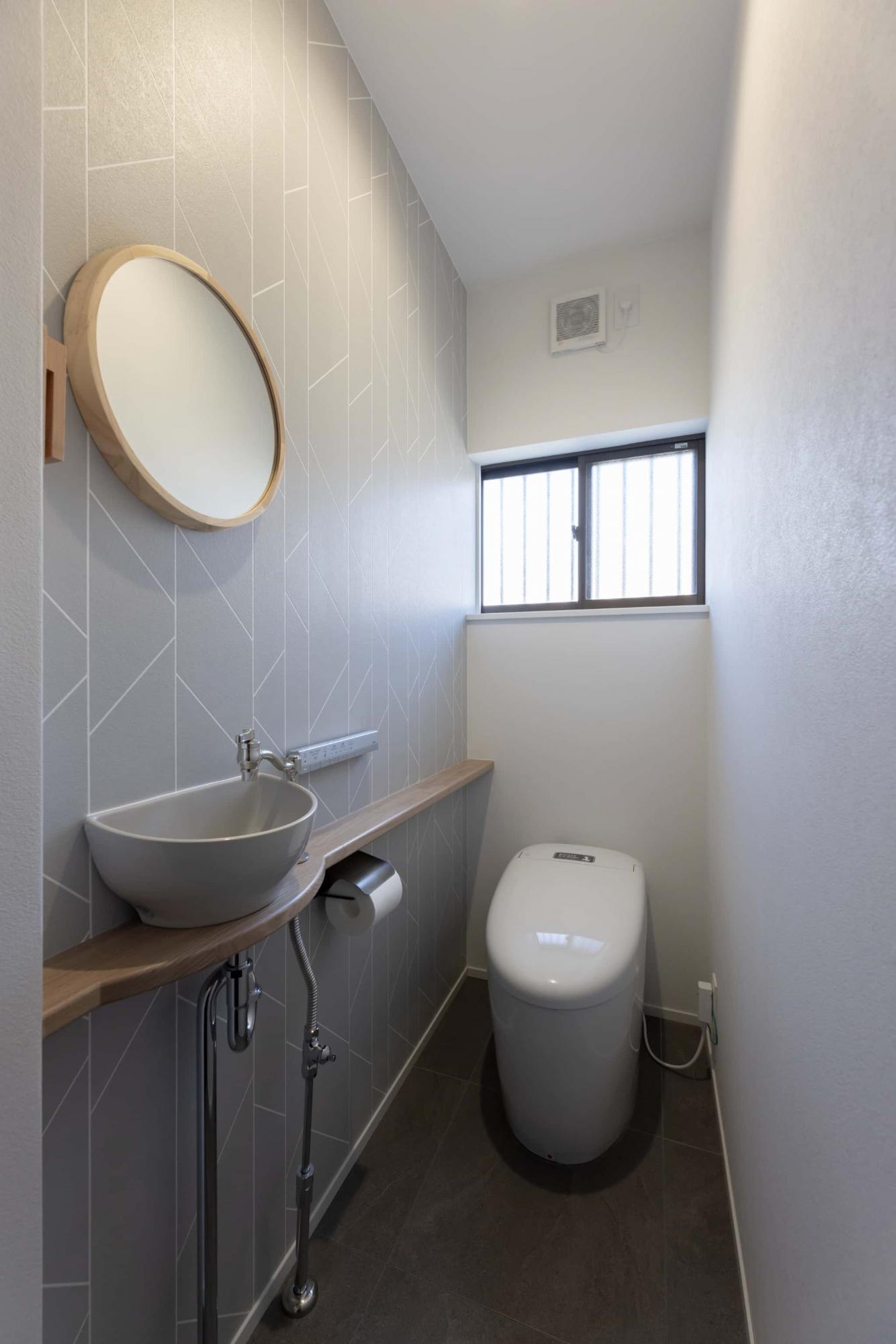 家の北側に配置した水回りは暗くならないように、天井や壁の色はLDKより明るい白や清潔感のあるグレーを選定。壁紙がレフ板代わりになることで、自然な明るさを感じることが出来ます。