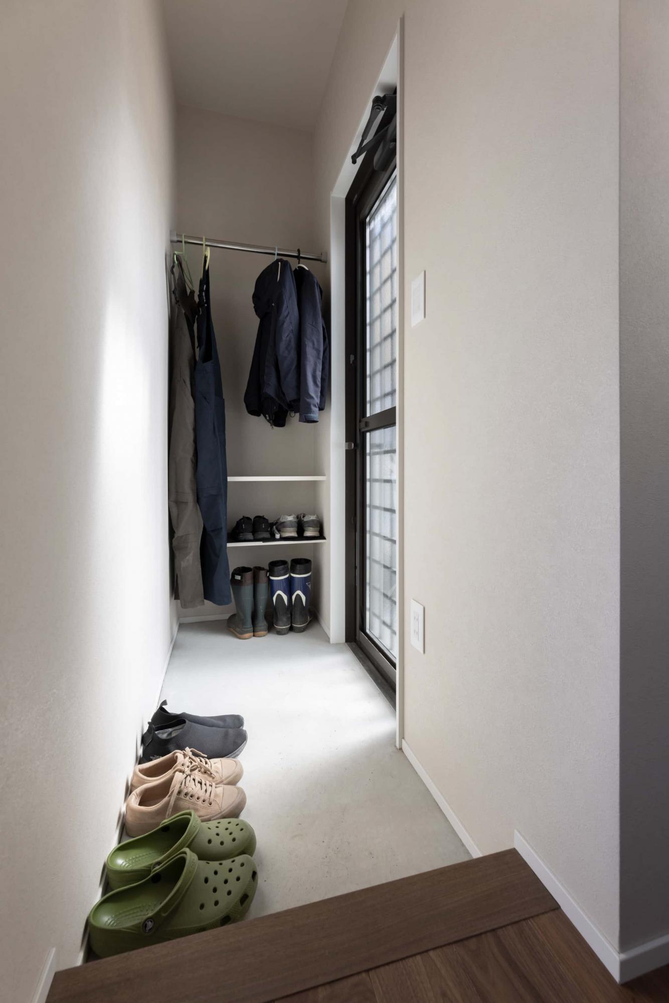 増築した裏玄関は、洗面やLDKにスムーズにアクセスできる導線が確保されているので利便性も向上。お父様の日課である庭仕事で使用する長靴やつなぎもスッキリ収納できます。