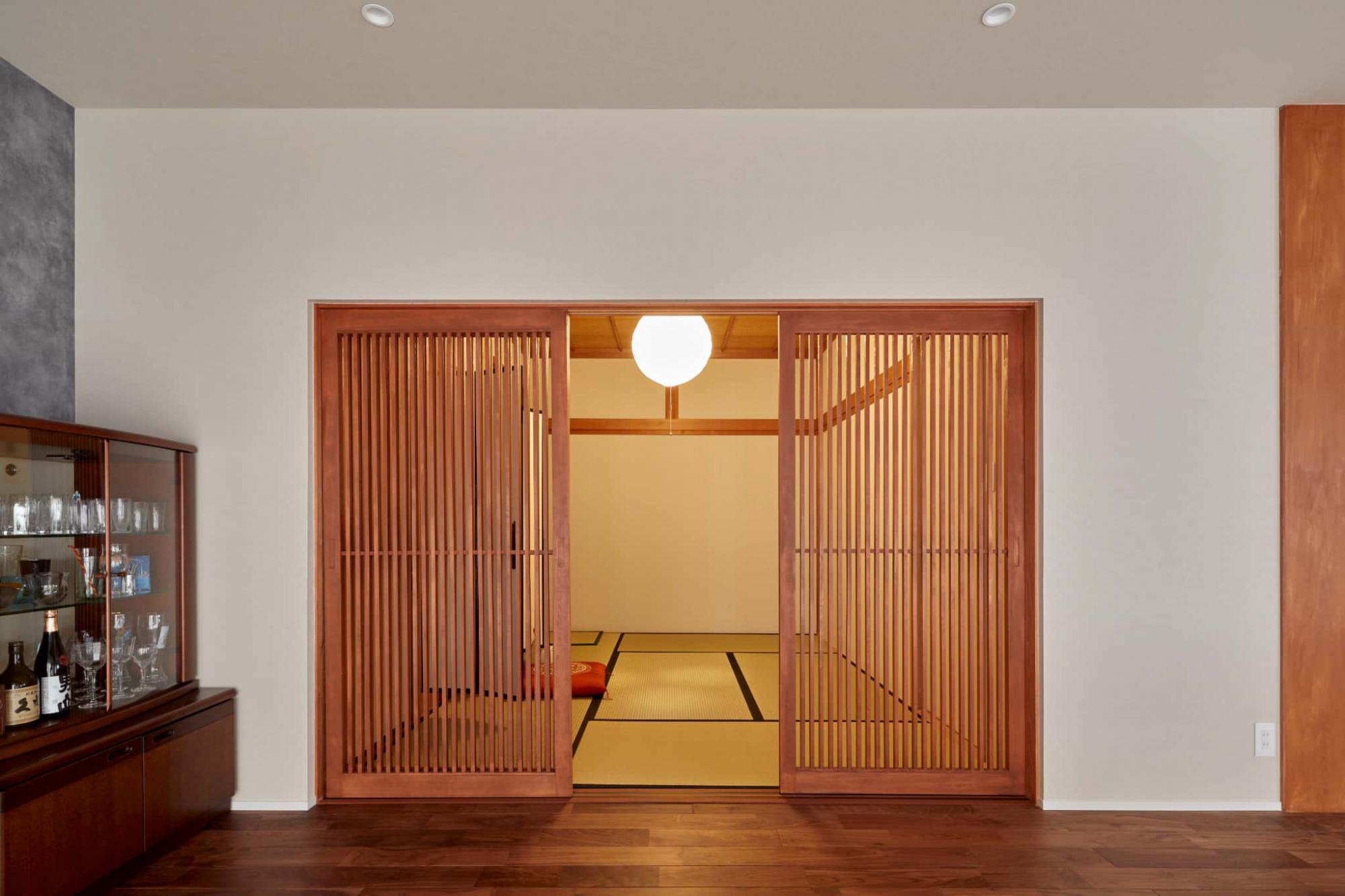 縦格子の造作建具は木格子と隙間のサイズを微調整し、圧迫感を軽減させました。これにより、和室内に美しい光を透過させる効果が生まれ、和室全体がより鮮やかに輝きます。