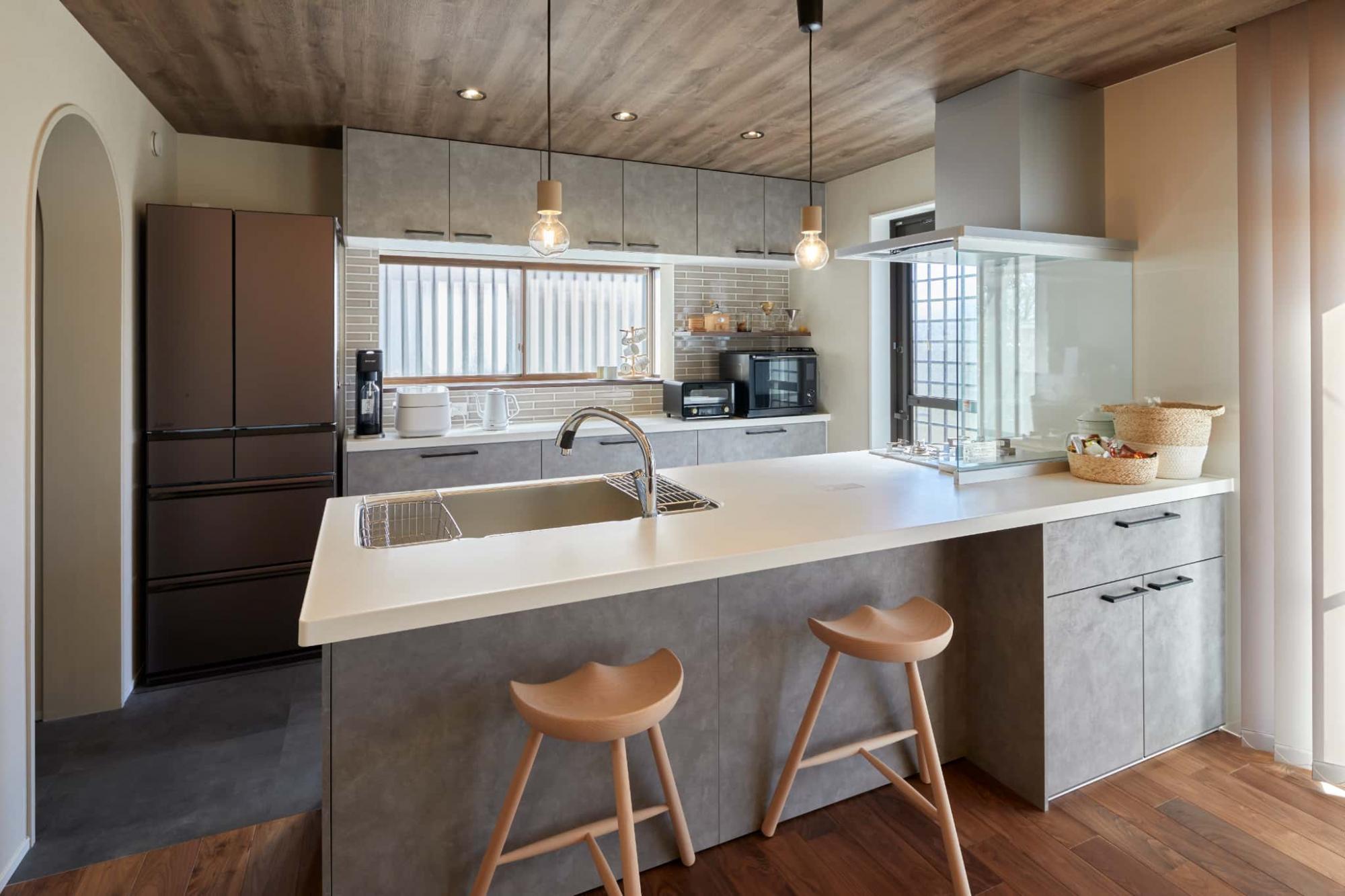 「あの頃の面影を残し未来へ繋ぐ家」のキッチン