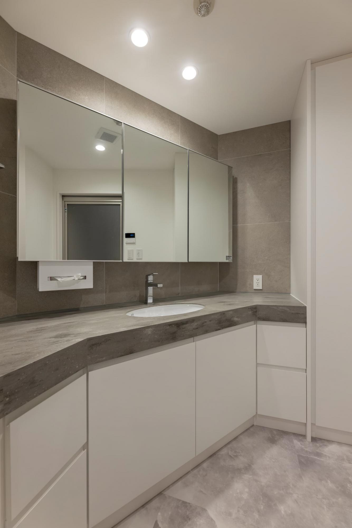 「クラシカルモダンな空間で優雅なひとときを」のお風呂・洗面所・トイレ