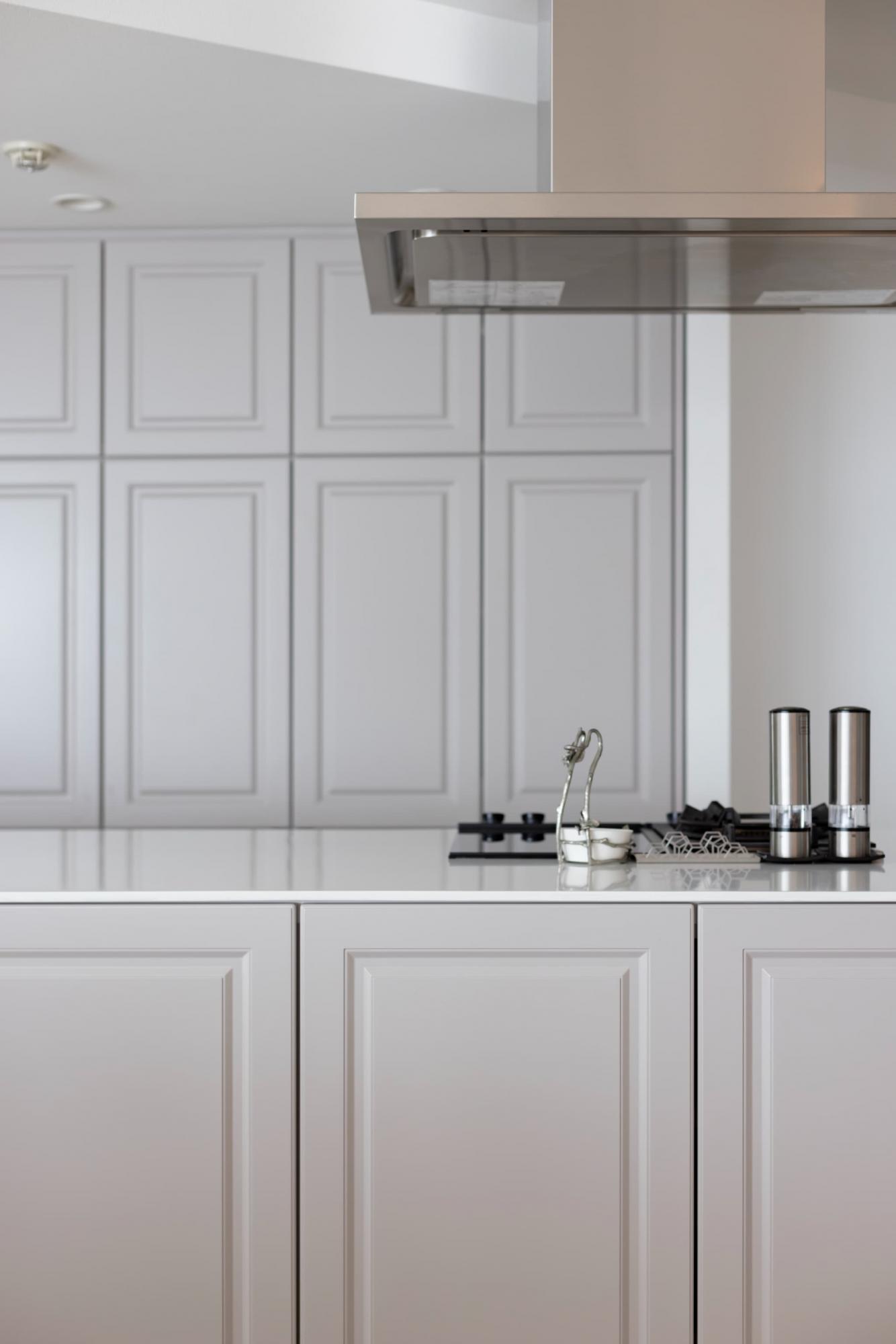 キッチンとカップボードは框のデザインに。クラシカルな雰囲気で統一するために、天井や建具の枠に装飾したモールディングは框とも相性抜群です。