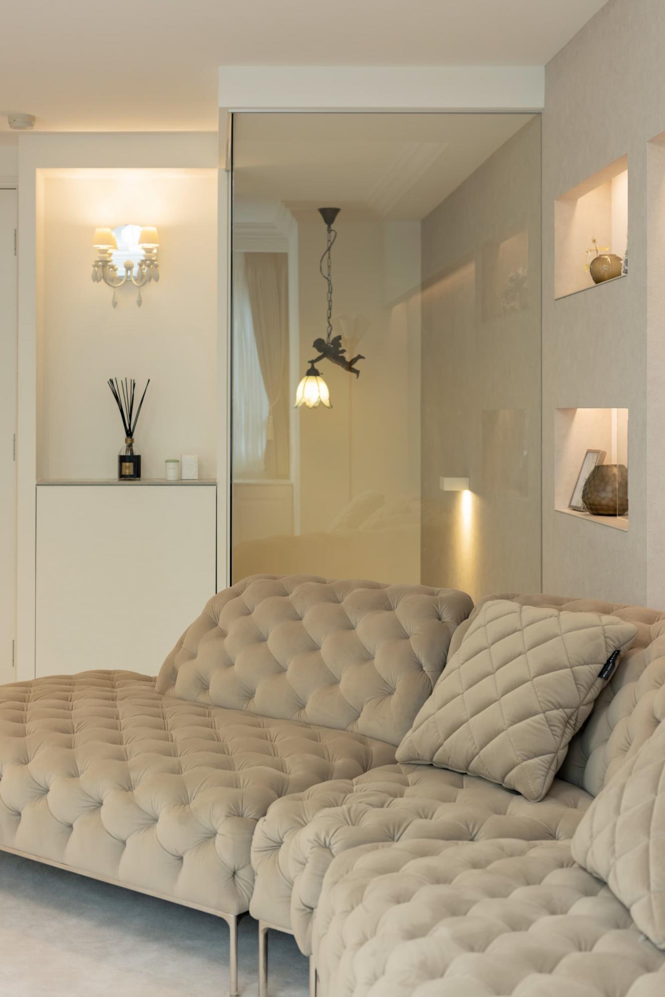 階段部分にガラスを付ければ、視線が抜け開放感をもたらします。