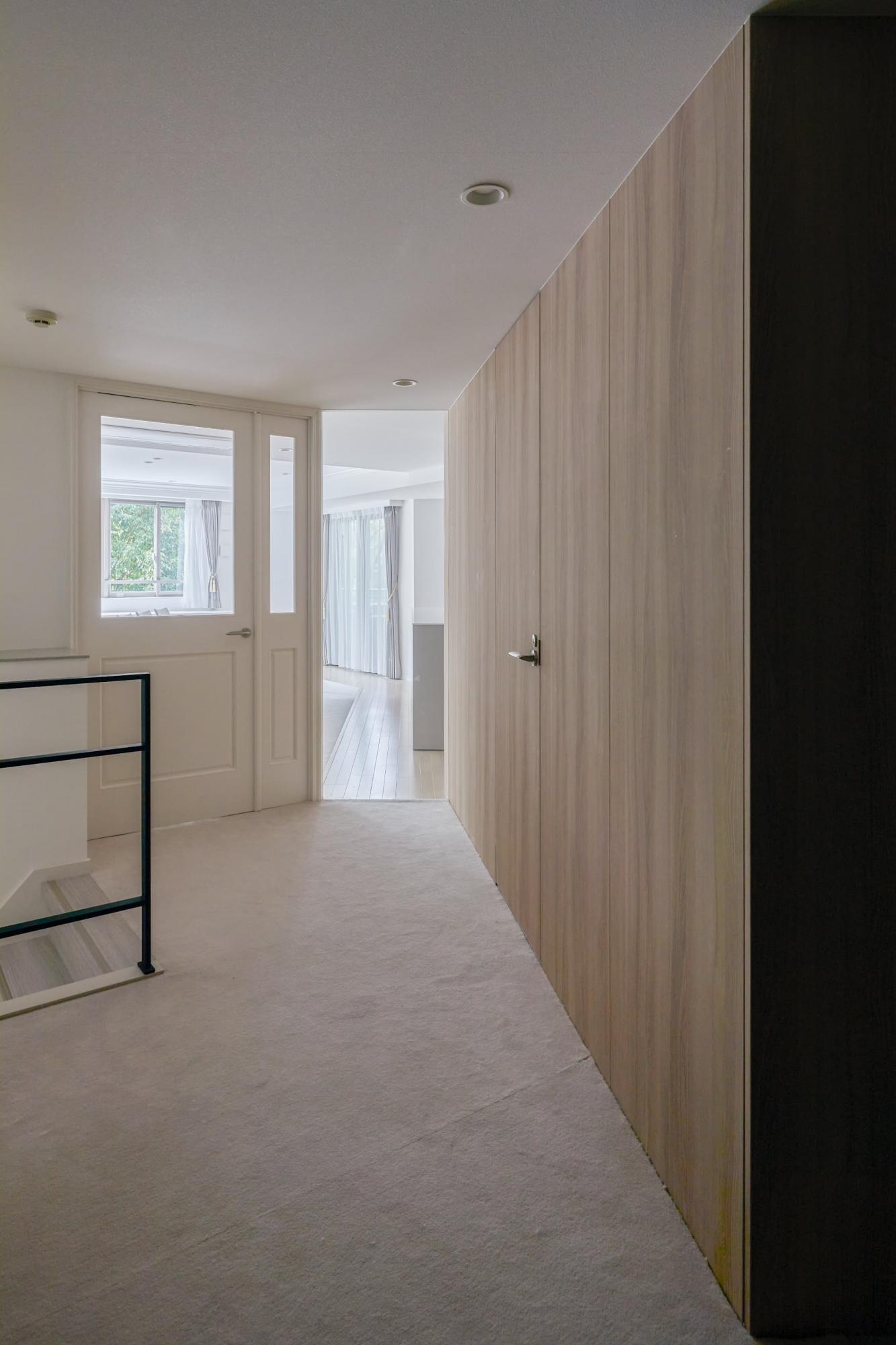 リビング扉はガラスの親子扉で計画を。廊下を明るくし、お客様を歓迎するにはピッタリな空間です。