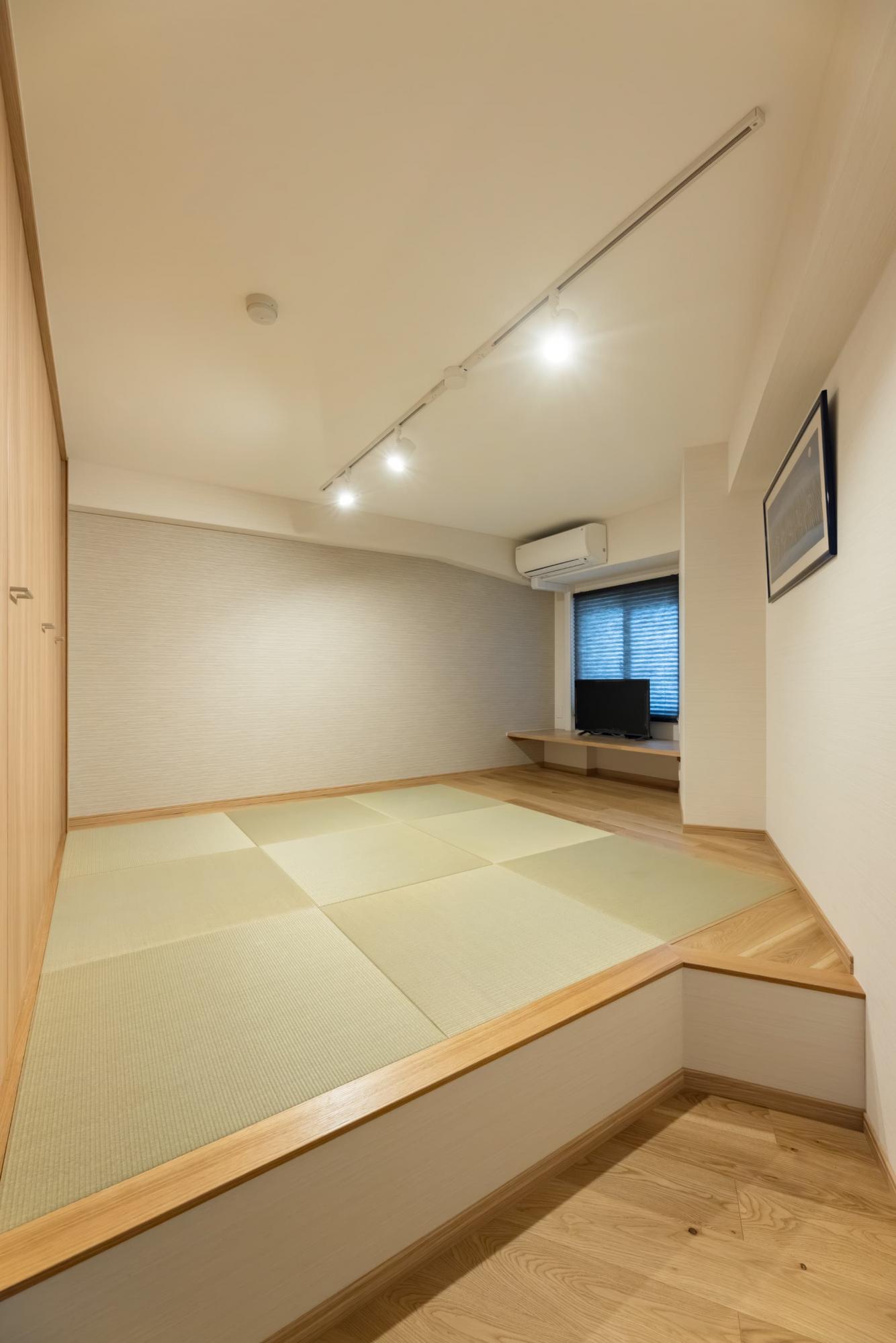 多目的スペースは雰囲気をガラッと変えて、和の空間を取り入れました。ここにはゴロンと寝転べる小上がり畳が配置され、リラックスしたいときに心地よく寛ぐことができます。