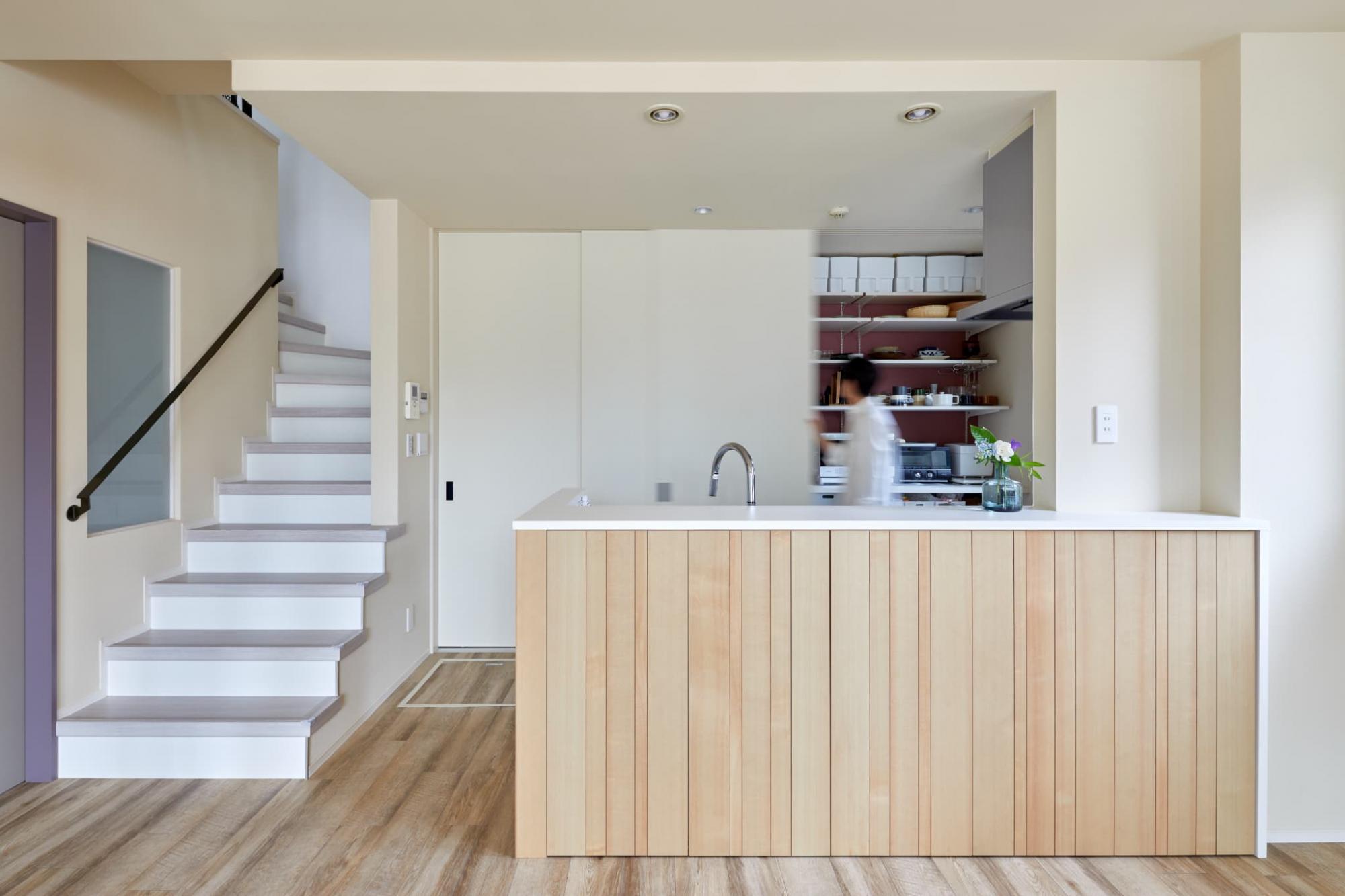 既設のハイドアは交換せず、シート貼りで仕上げることで賢くコストを抑えながら、デザイン性も高めました。