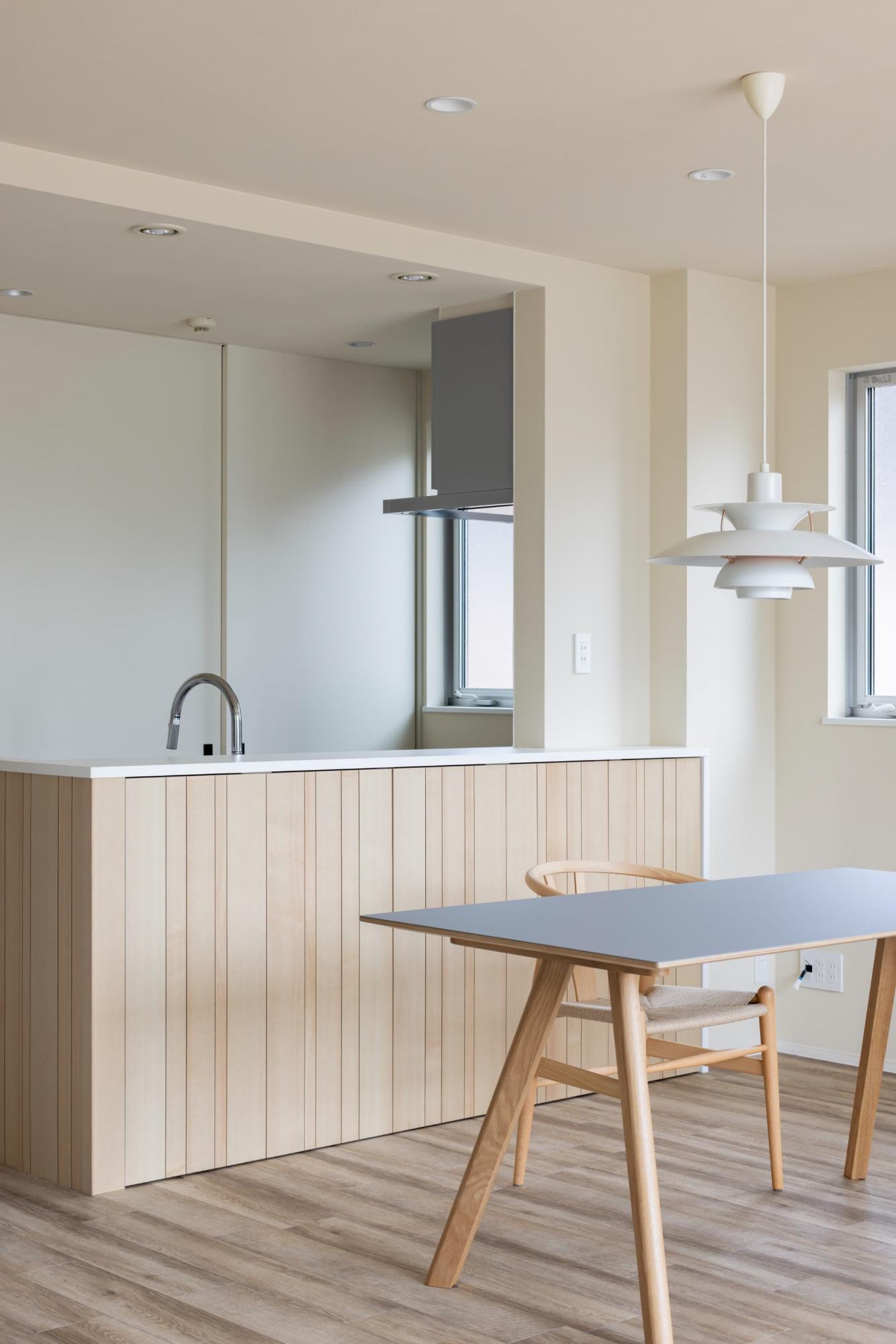 スタイリッシュでナチュラルな木目が映えるキッチンは、LDKの顔に。