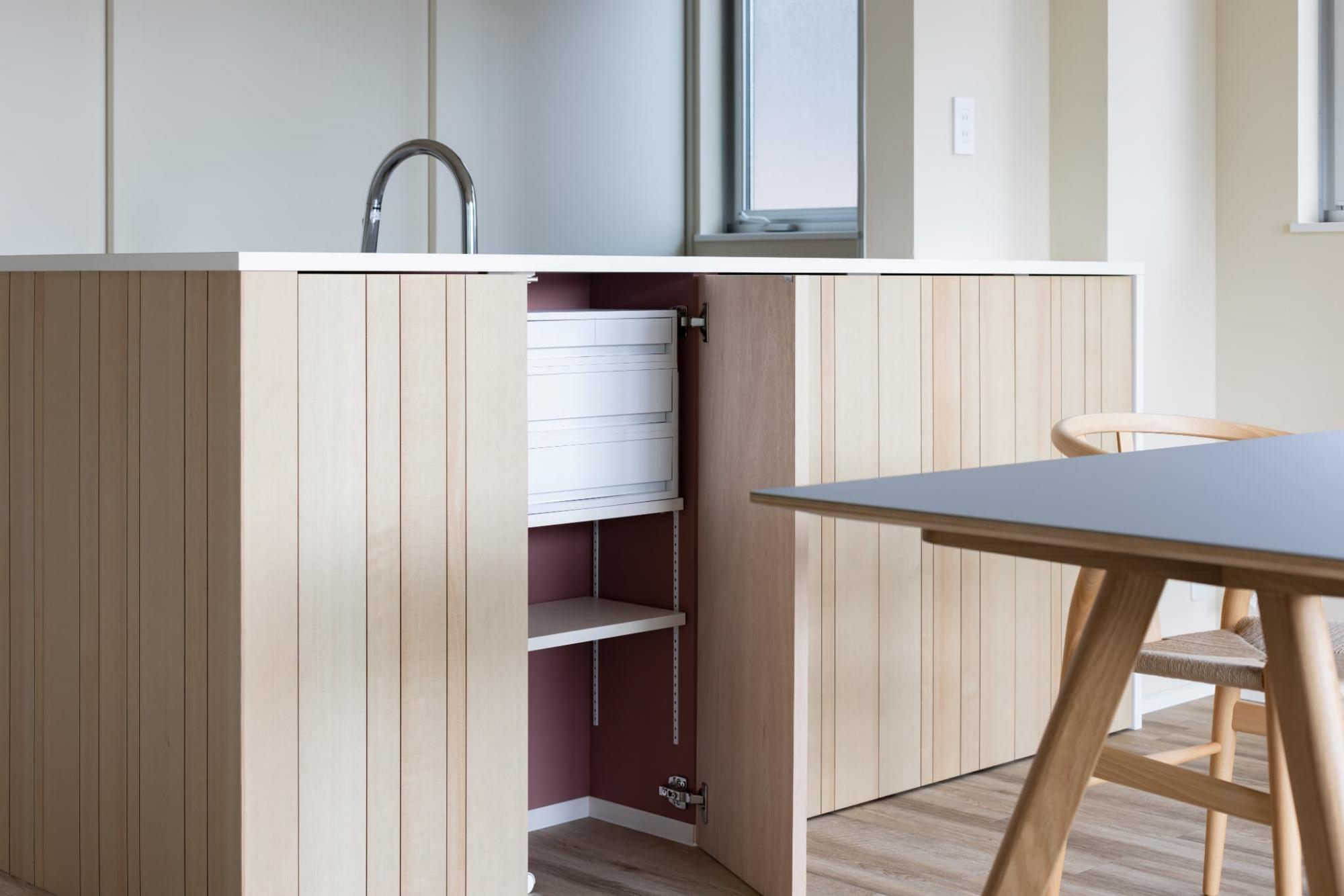 既製品のウォールパネルを不規則に貼り合わせ、隠し扉のようなデザインの収納扉を製作。