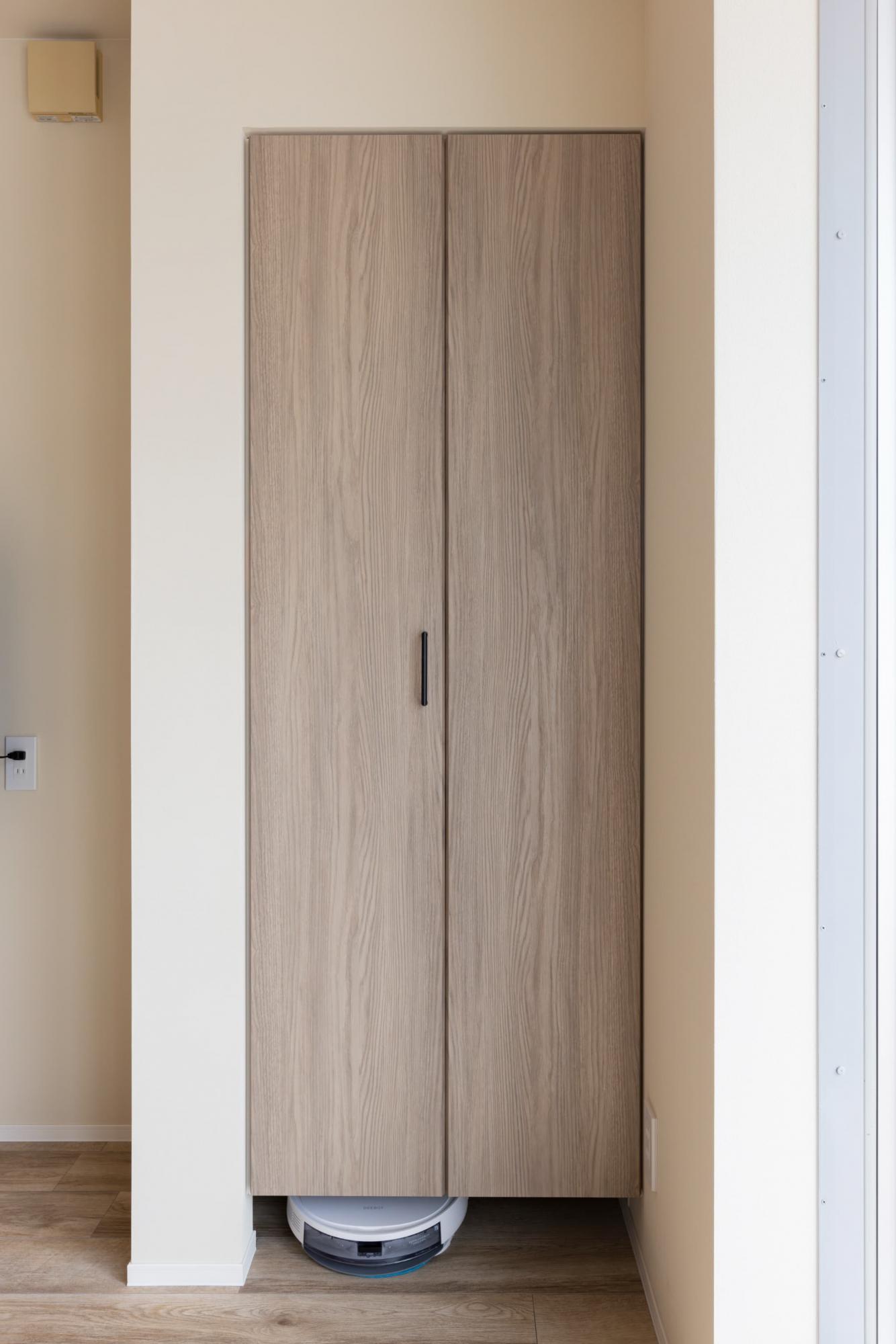 部屋の雰囲気にマッチするように、取っ手の交換と建具にシートを貼ることで既存収納を再利用。建具の下部をカットし、ルンバの基地も設けています。