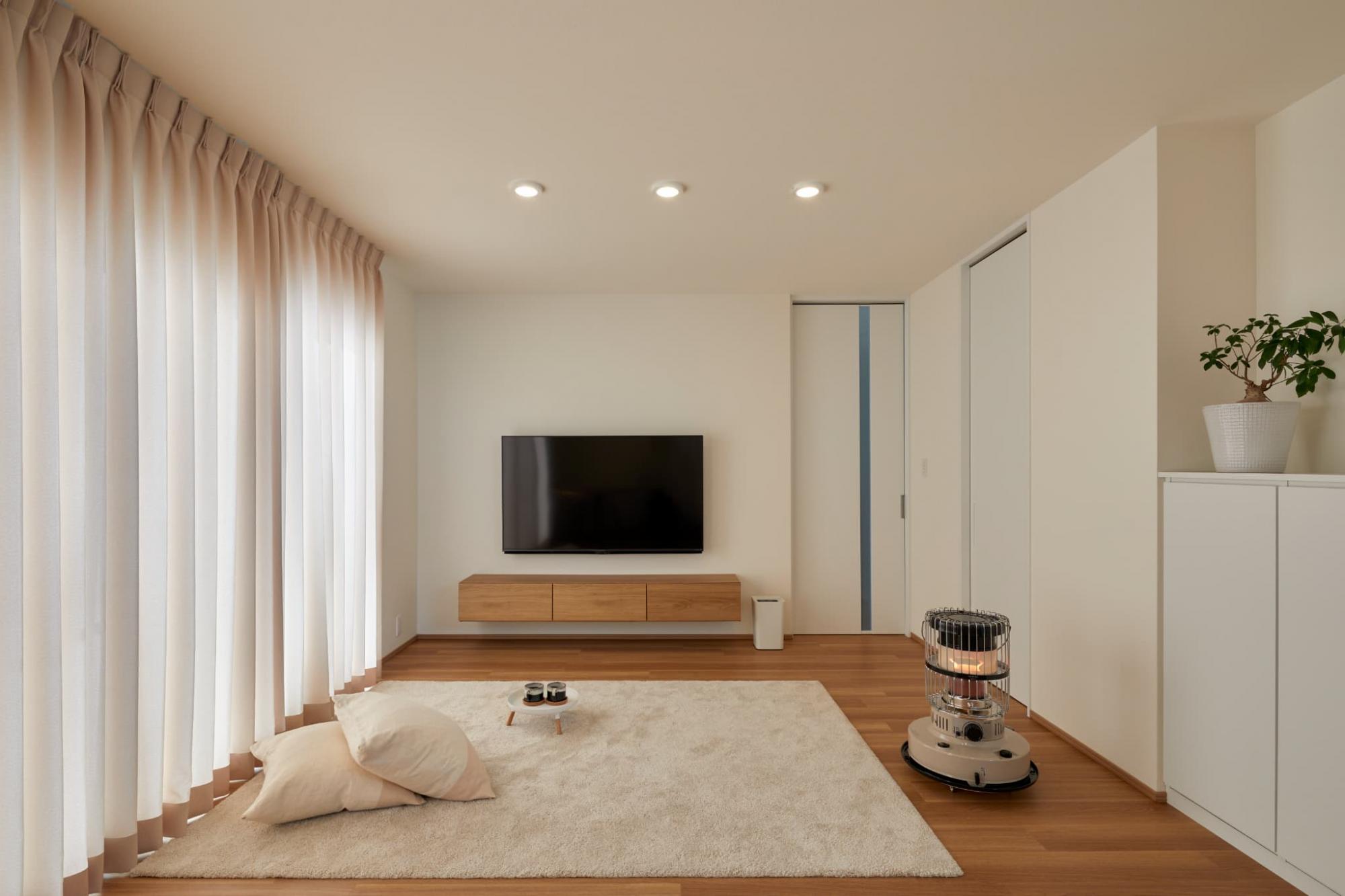 テレビボードはPamouna製のフロートテレビボードを選定。テレビレコーダー部分の収納は、ガラス表面に薄いシートが施されていて見た目もスッキリ。