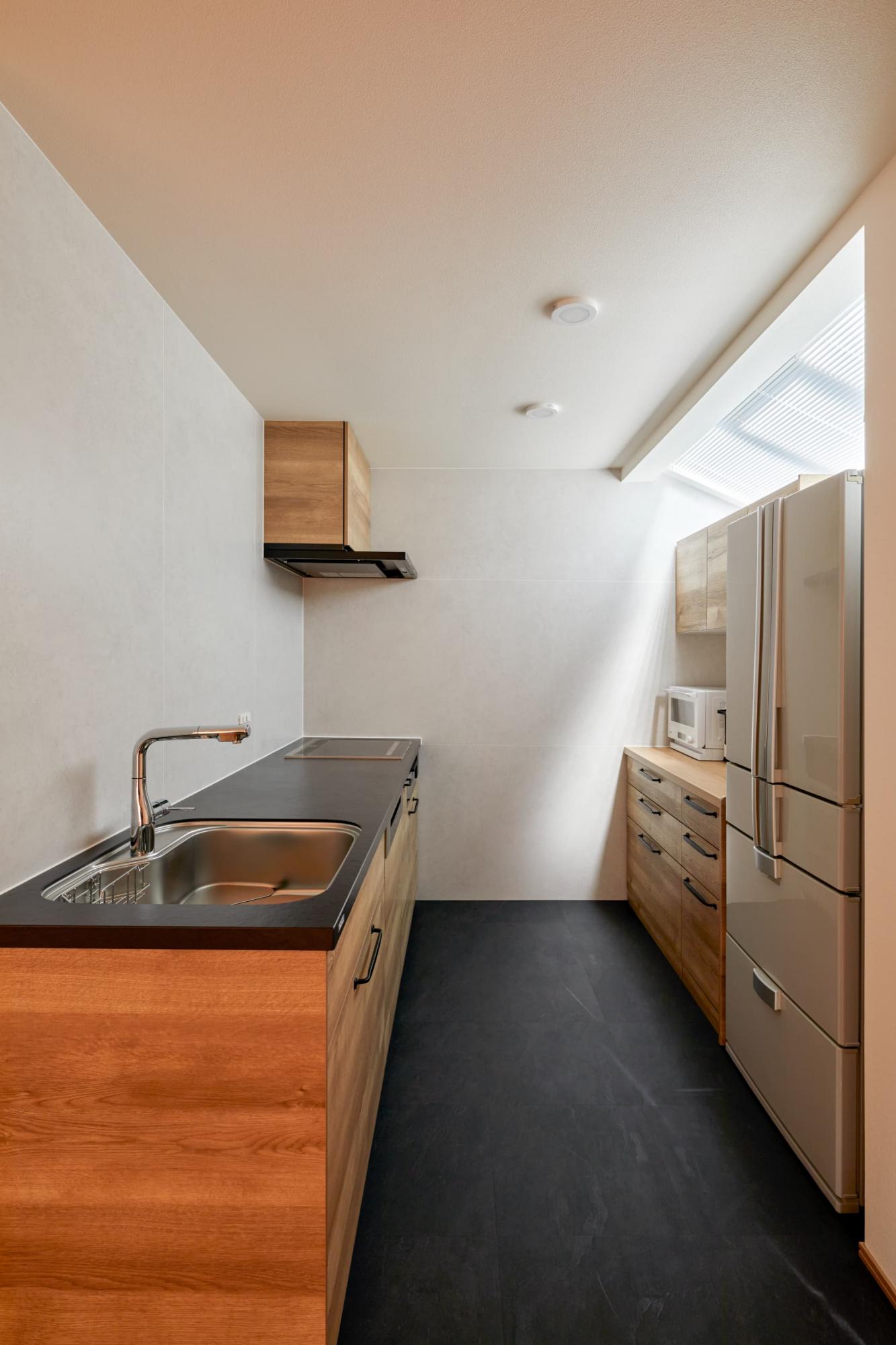 キッチン上部にあった天窓を撤去したいというご要望でしたが、予算や施工上の都合からそのまま残すことに。結果的にキッチンに明るさをもたらし、施主様も大満足！