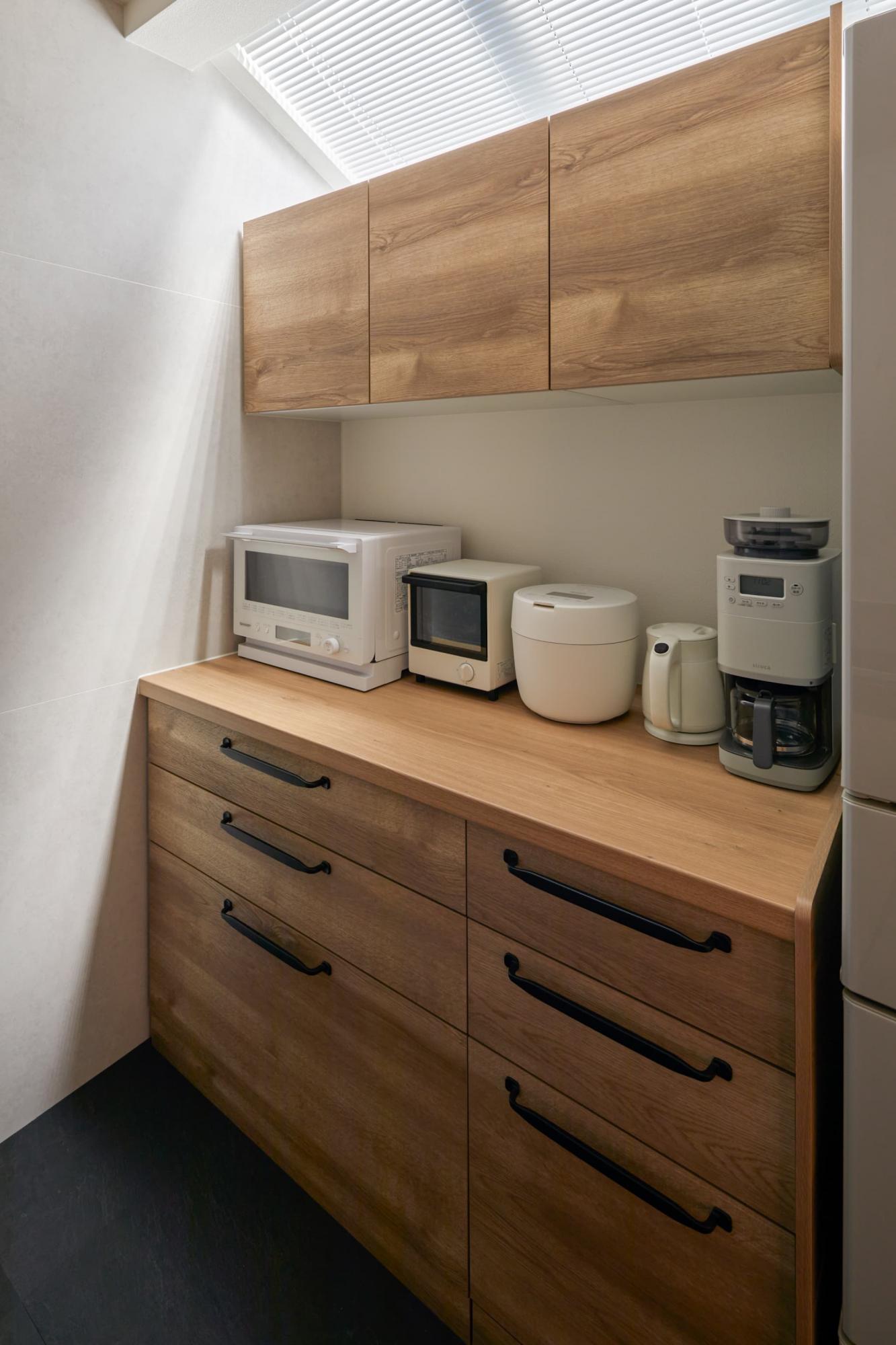 奥行き650㎜のカップボードは、調理家電を置いてもスペースに余裕があり機能性も抜群。冷蔵庫とカップボードのラインも揃い、意匠も綺麗です。