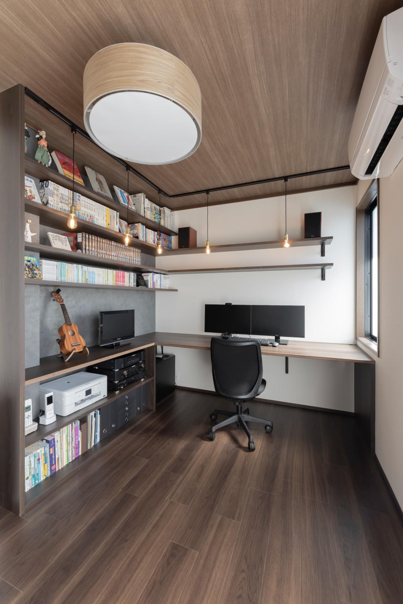 仕事兼趣味部屋はダークブラウンを基調としたかっこいい雰囲気に仕上げ、他の部屋とはテイストをガラリと変えました。天井も床や棚板と同色にすることで統一感を出して、シックな空間に。