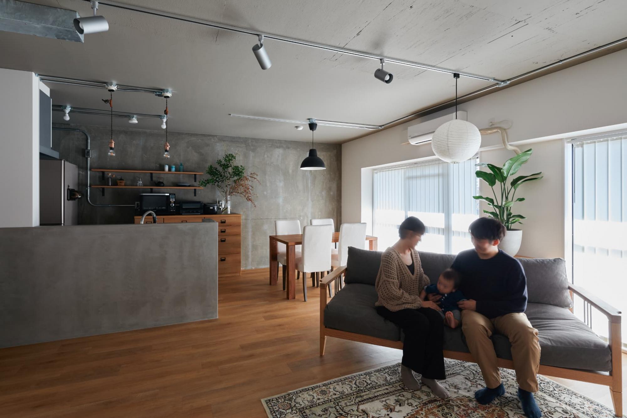 躯体現しの天井と露出配管は好相性で、一気にインダストリアルな雰囲気に。