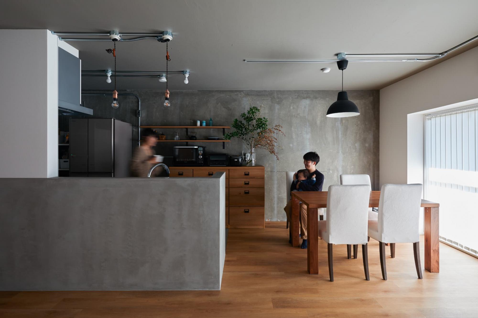 カップボード背面のコンセントの配管は大胆に目立たせ、天井の鉄管は見た目がスッキリみえるようにこだわって計画。