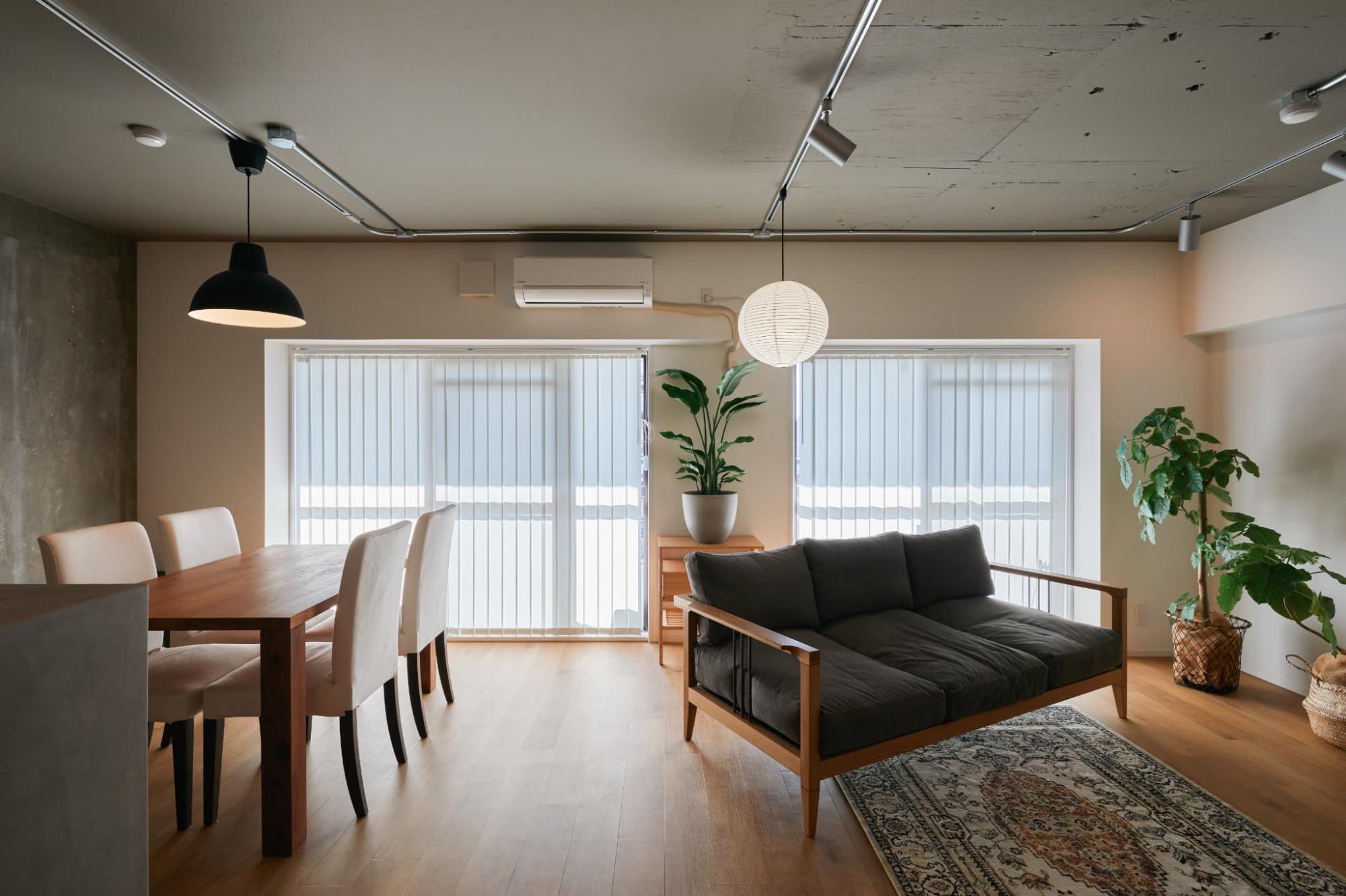 現しにした天井はニュアンスカラーで塗装し、躯体現しにしていない壁面は明るめの白で仕上げることで暗くなり過ぎないように配色の比率を意識しています。