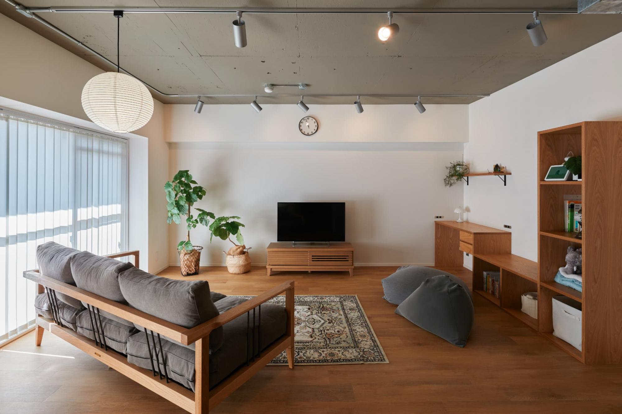 LDKのワークカウンターは、購入した既製品のカップボードの素材とあわせてオーク材で造作。