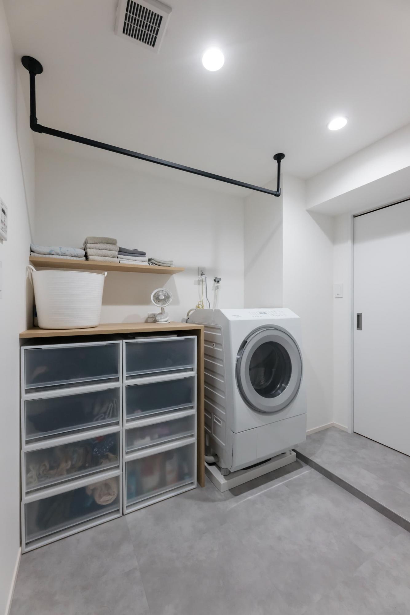 洗面脱衣室とWICは近くに設けたことで、部屋干しした洋服の片付けも楽々。