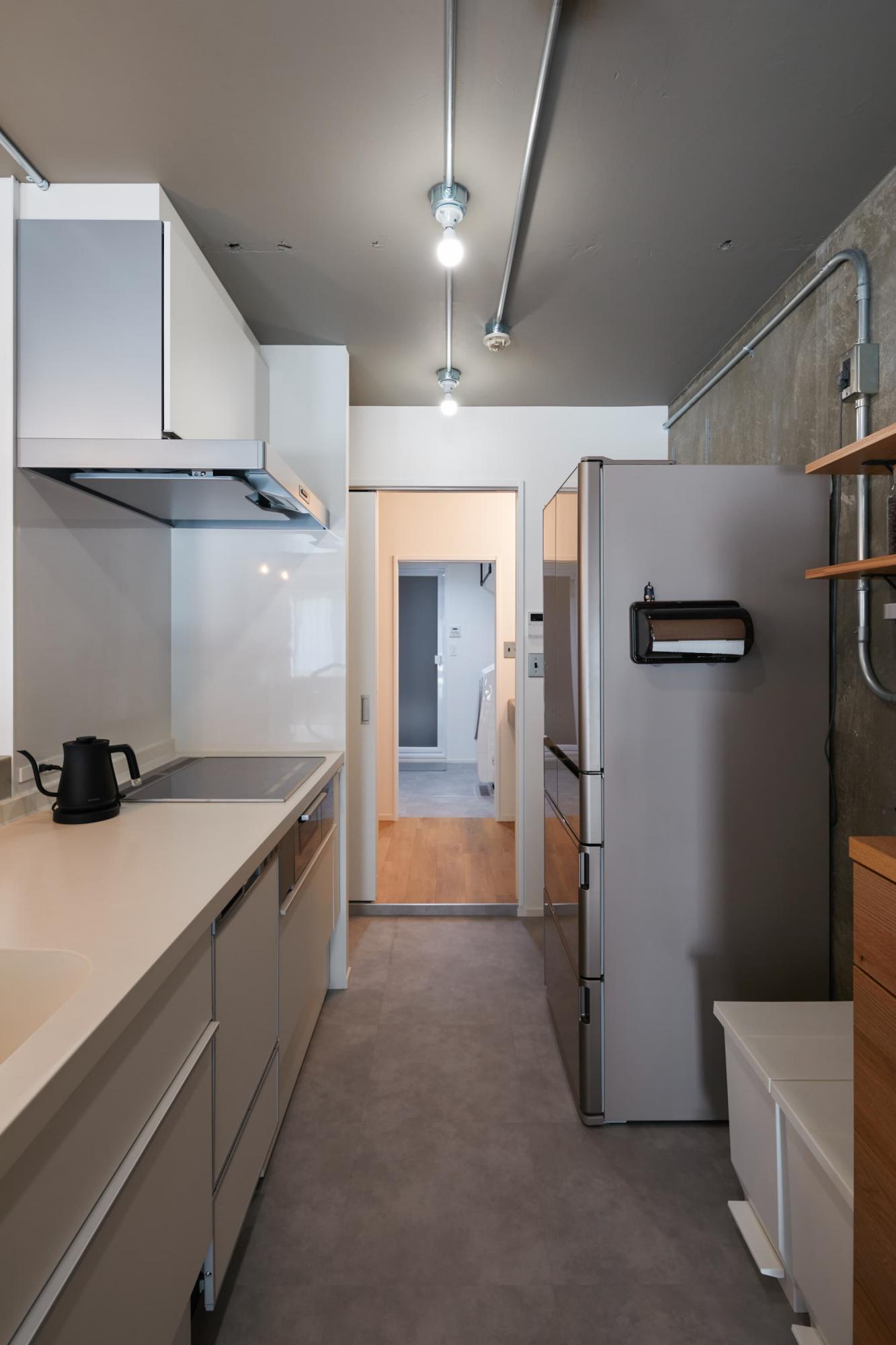 キッチンから直線で洗面・脱衣室に繋がる間取りは家事の負担を軽減するだけでなく、奥様が作業しているキッチンからも家族の様子がすぐ分かるので安心です。