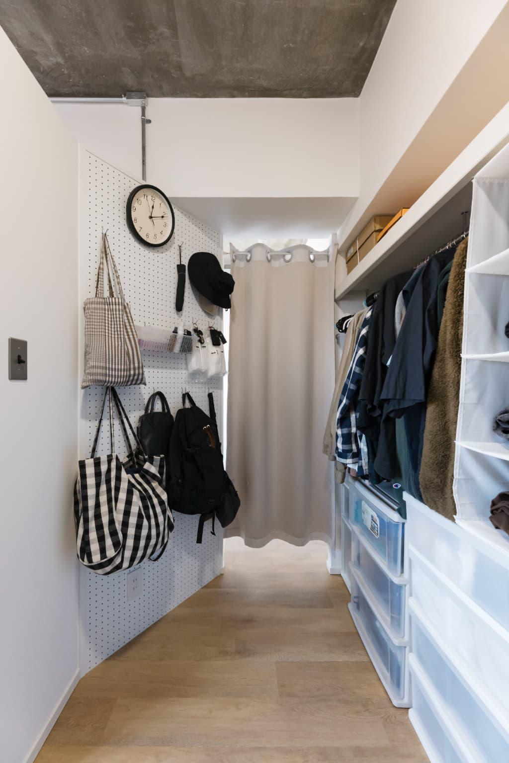 帰宅してそのまま上着やカバンをサッとかけてリビングに入って来られます。