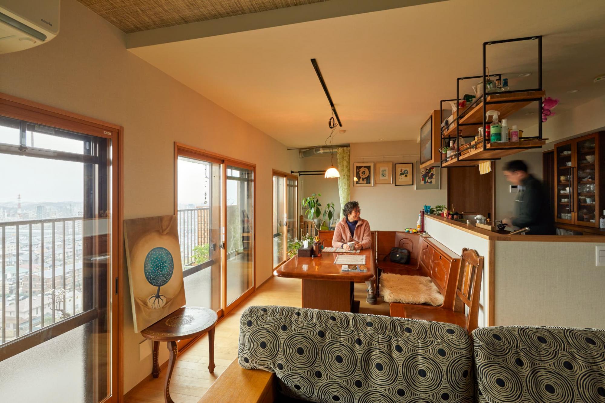 料理をつくっているときや食事をしているときは自然と外の景色に目が行くように計画しています。