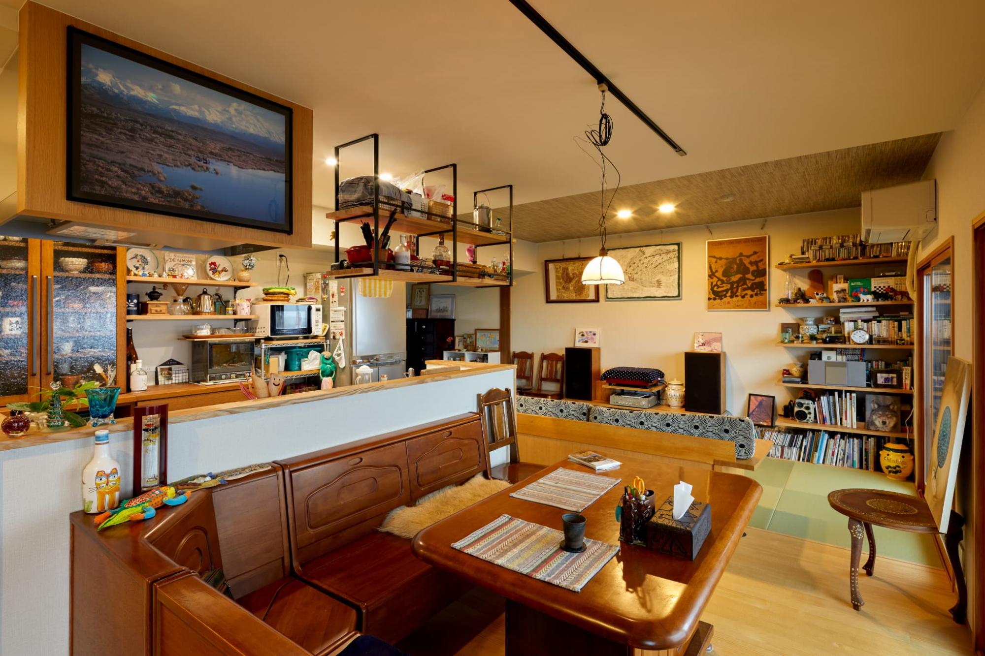 お気に入りのダイニングセットをリメイクしてキッチンの腰壁前に置きました。