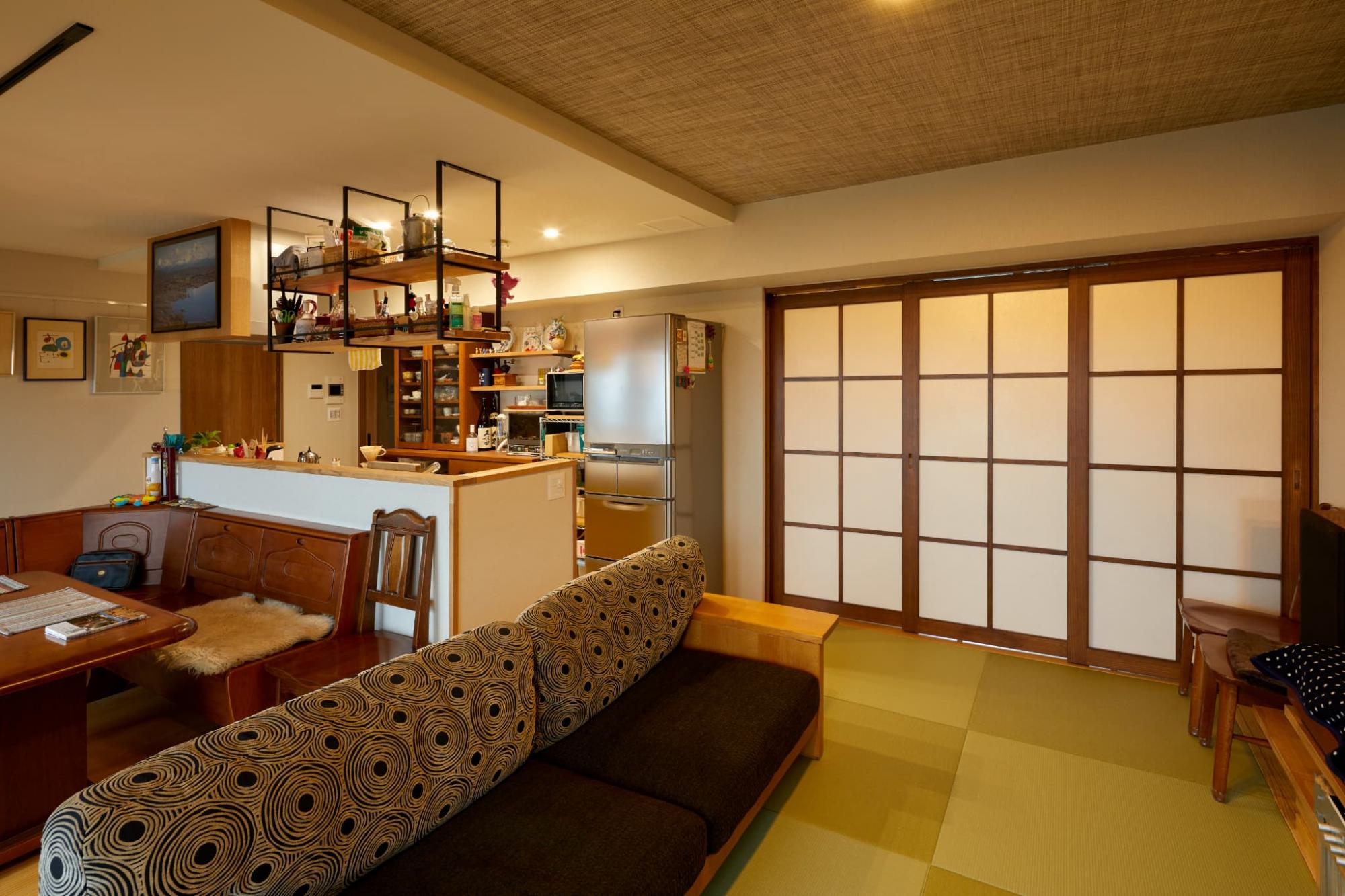 LDKの天井部分を折り上げてクロスの色味を変えています。空間が単調にならず、開放感をもたらしました。