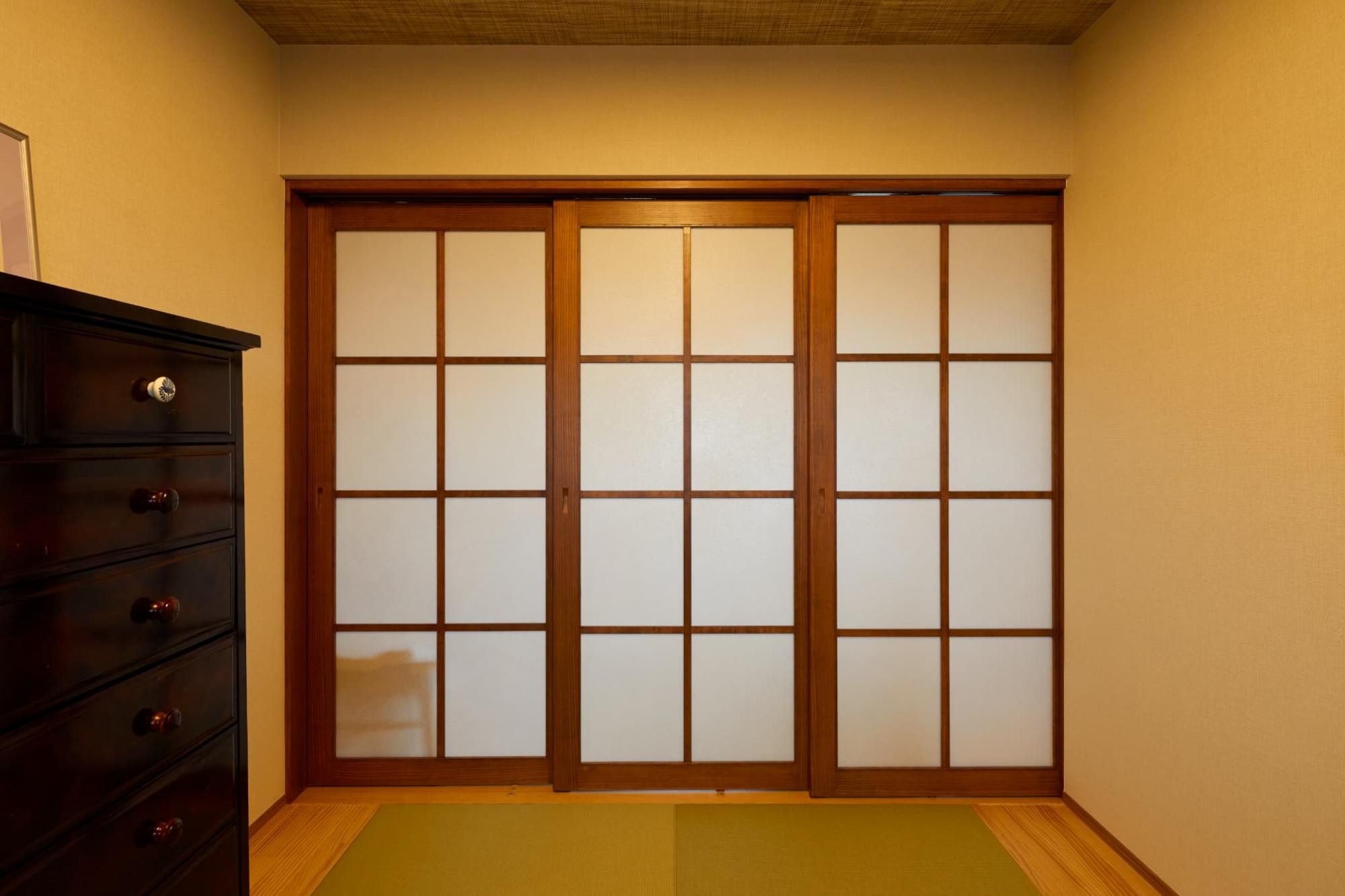 集中したい時は空間を仕切れるように、ワーロン紙を使用して3枚引き違いの障子扉を製作。衝撃に強い和紙を使用することで、キッチンからの光を優しく取り入れつつ、お孫さまが扉にぶつかっても破れないような工夫をしています。
