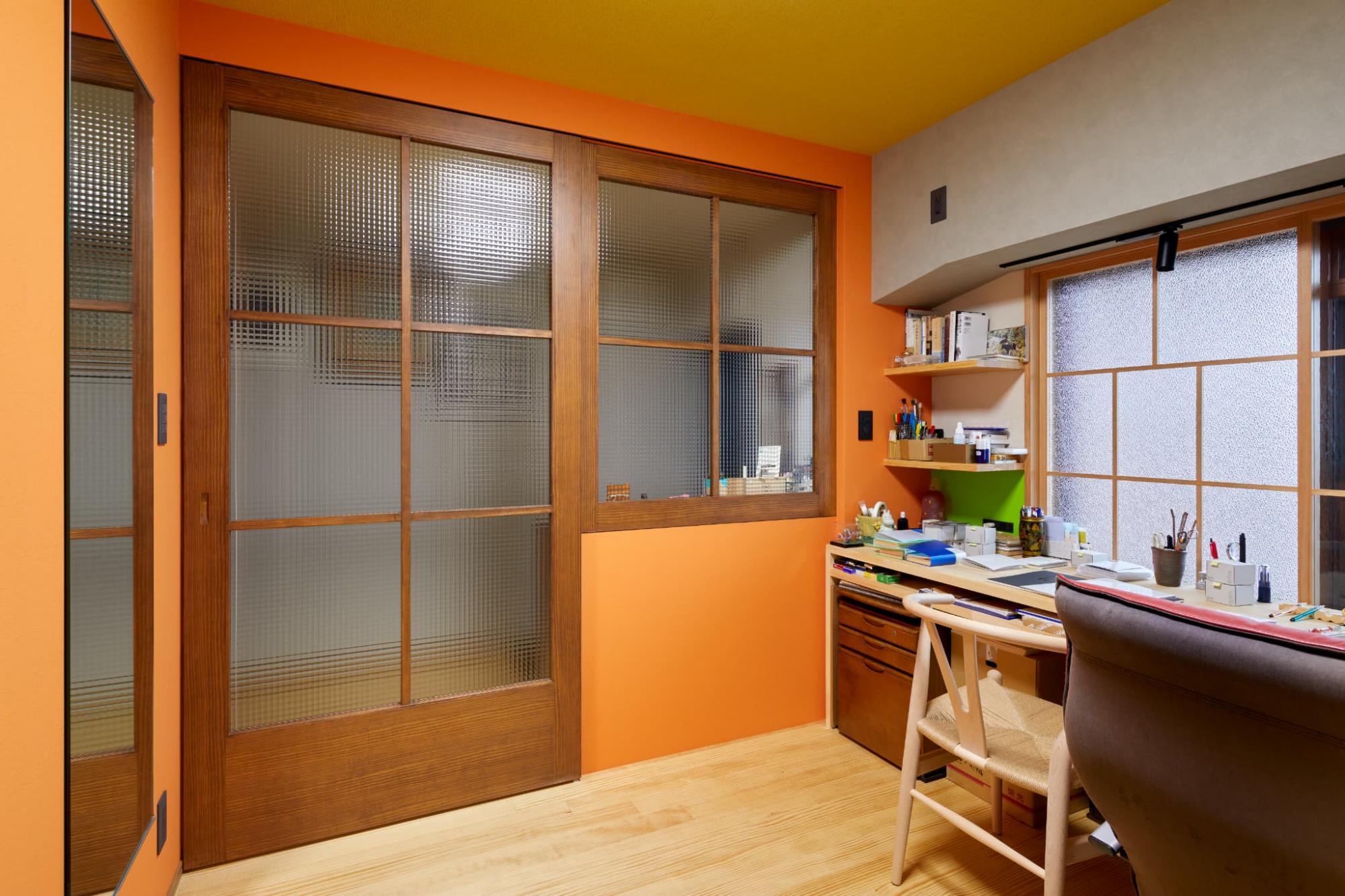 壁面や天井のクロスは、ご主人様の気に入ったビビットカラーで選定。