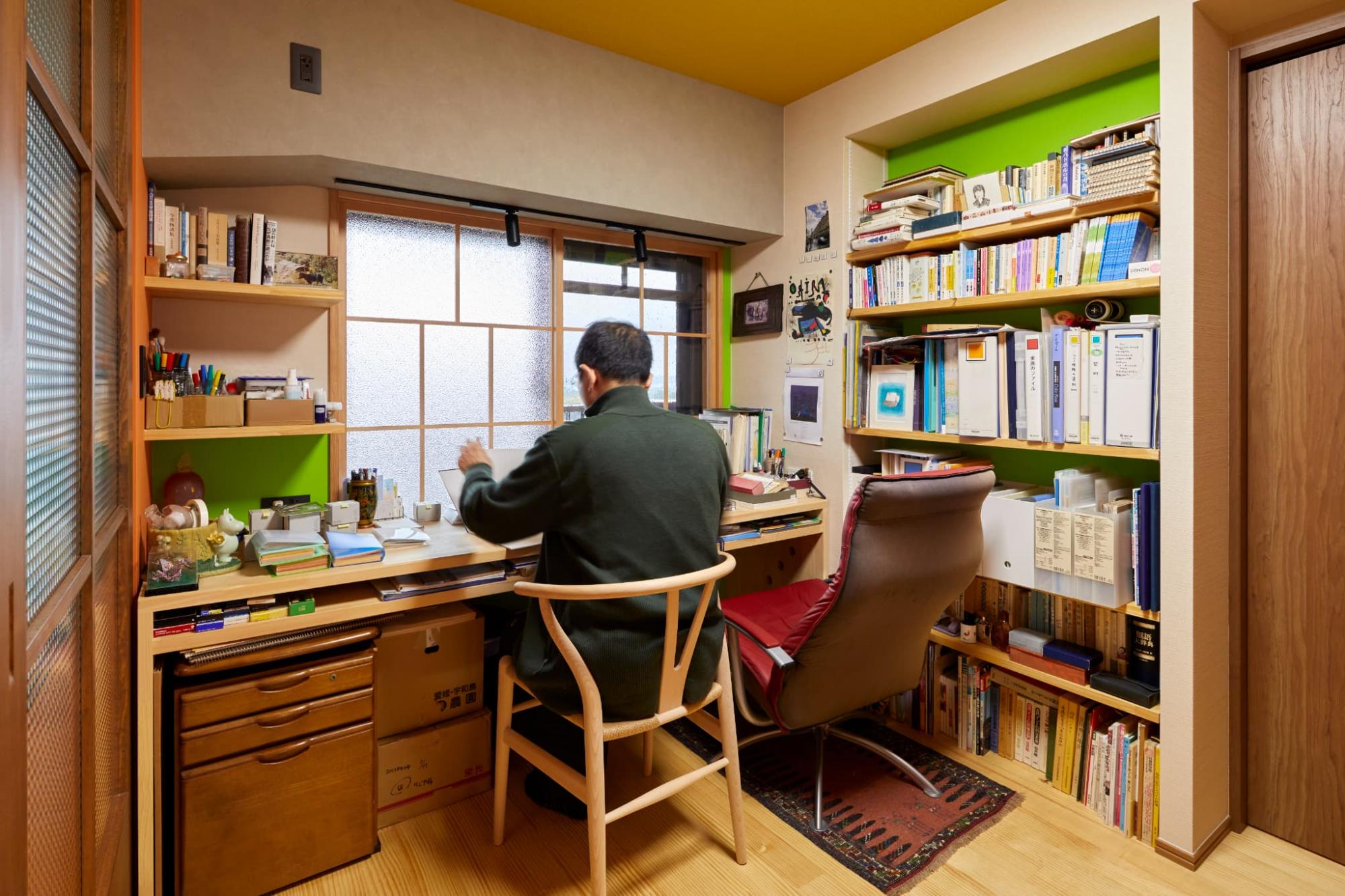 造作デスクを部屋幅いっぱいに計画し、創作意欲を掻き立てるアトリエスペースが完成しました。