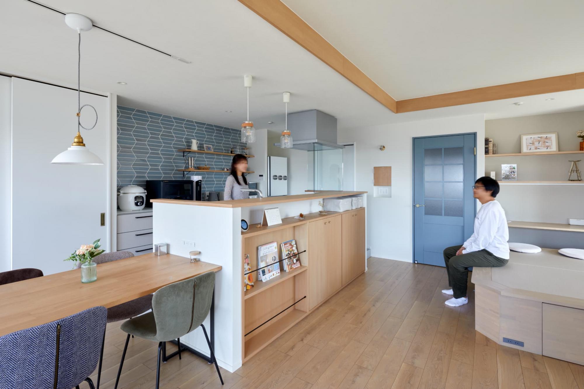 単調になりやすい天井も、下がり天井の段差部に木目クロスをあしらうことで変化をつけてくれます。