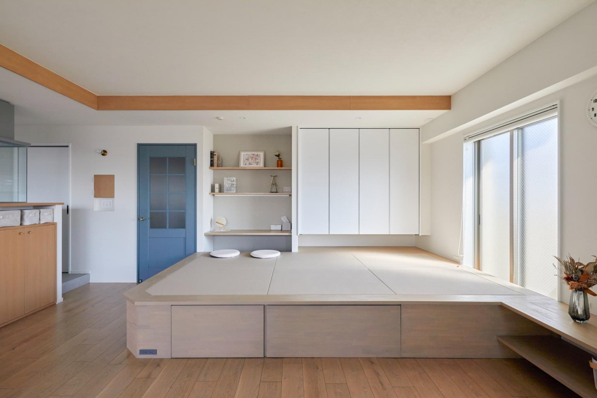 引き出しと上から開閉する収納が備わっているので、布団や季節品などのかさばる物をスッキリと片づけられます。