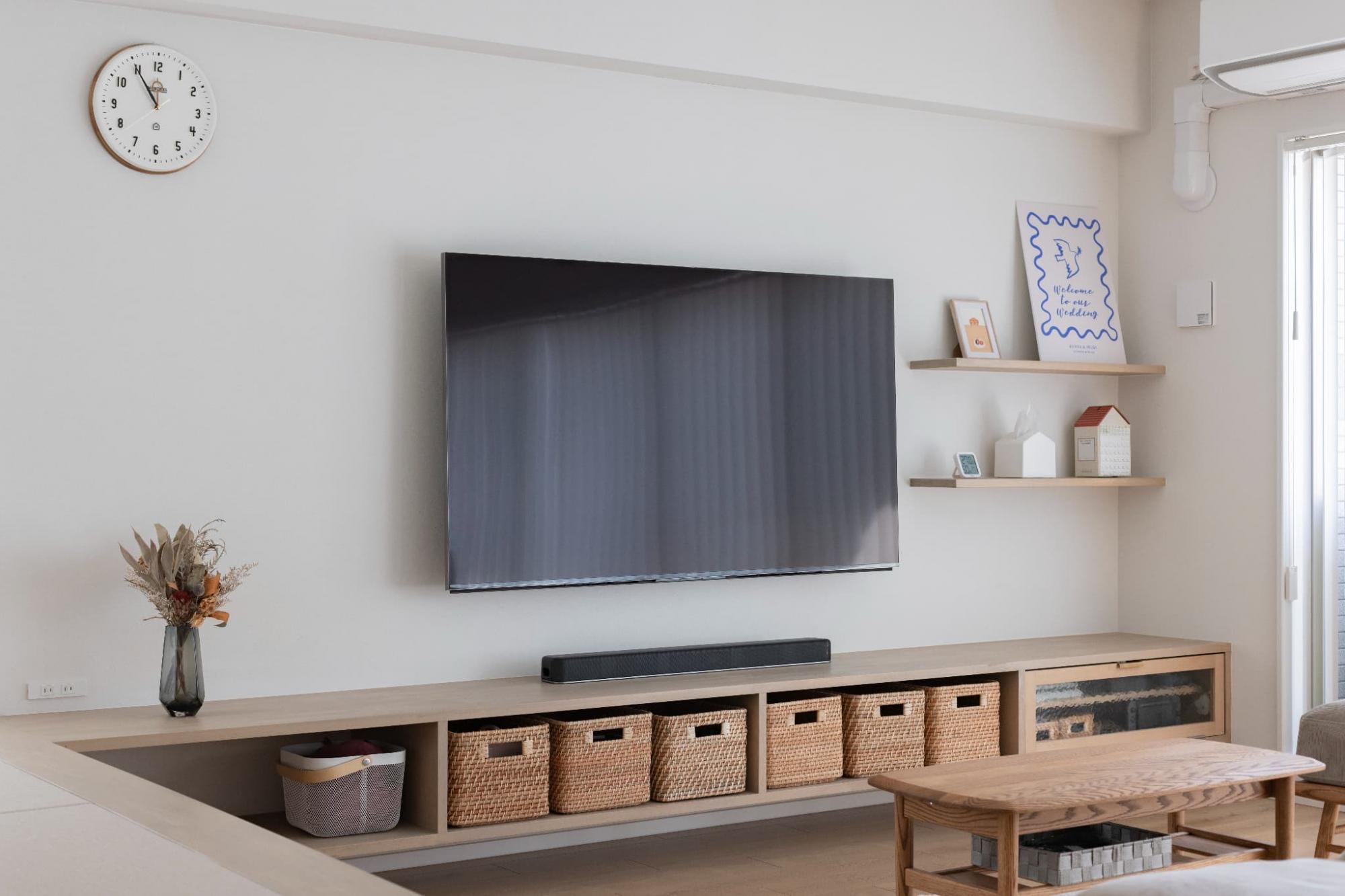 素材や高さを揃え、小上がり畳から繋がるように造作したTVボードは、フロートにさせることでより部屋の広さを感じさせます。