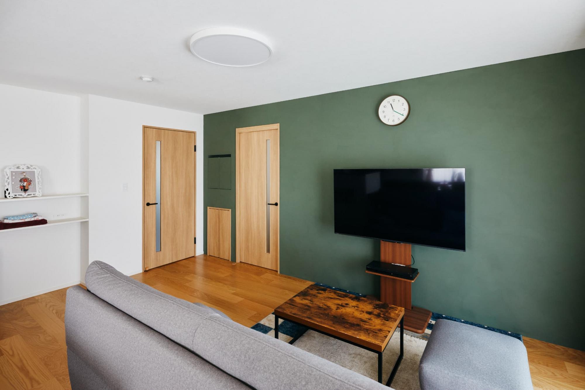 オンザウォールという天然素材にこだわった塗料を使い、奥様が好きな緑色をアクセントでプラス。