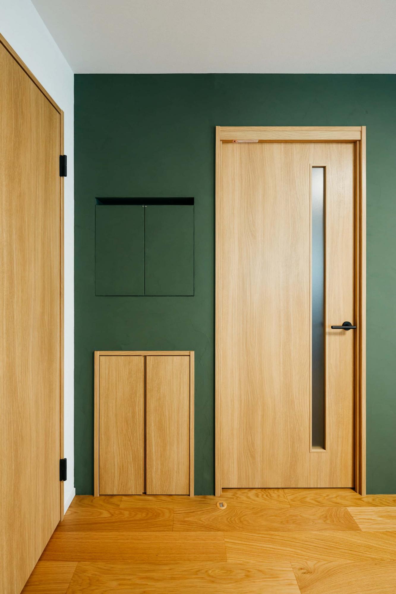 インターホンの設置箇所をアクセントウォール面のニッチ内に計画。扉も同じオンザウォールで仕上げることで、費用を抑えつつ生活感を感じさせません。