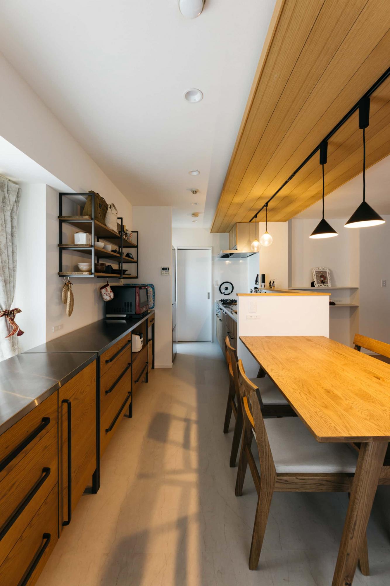 キッチンとカップボードの天板をステンレス、扉はオークで揃えました。別メーカーの商品でも、工夫次第で見た目に統一感が生まれます。