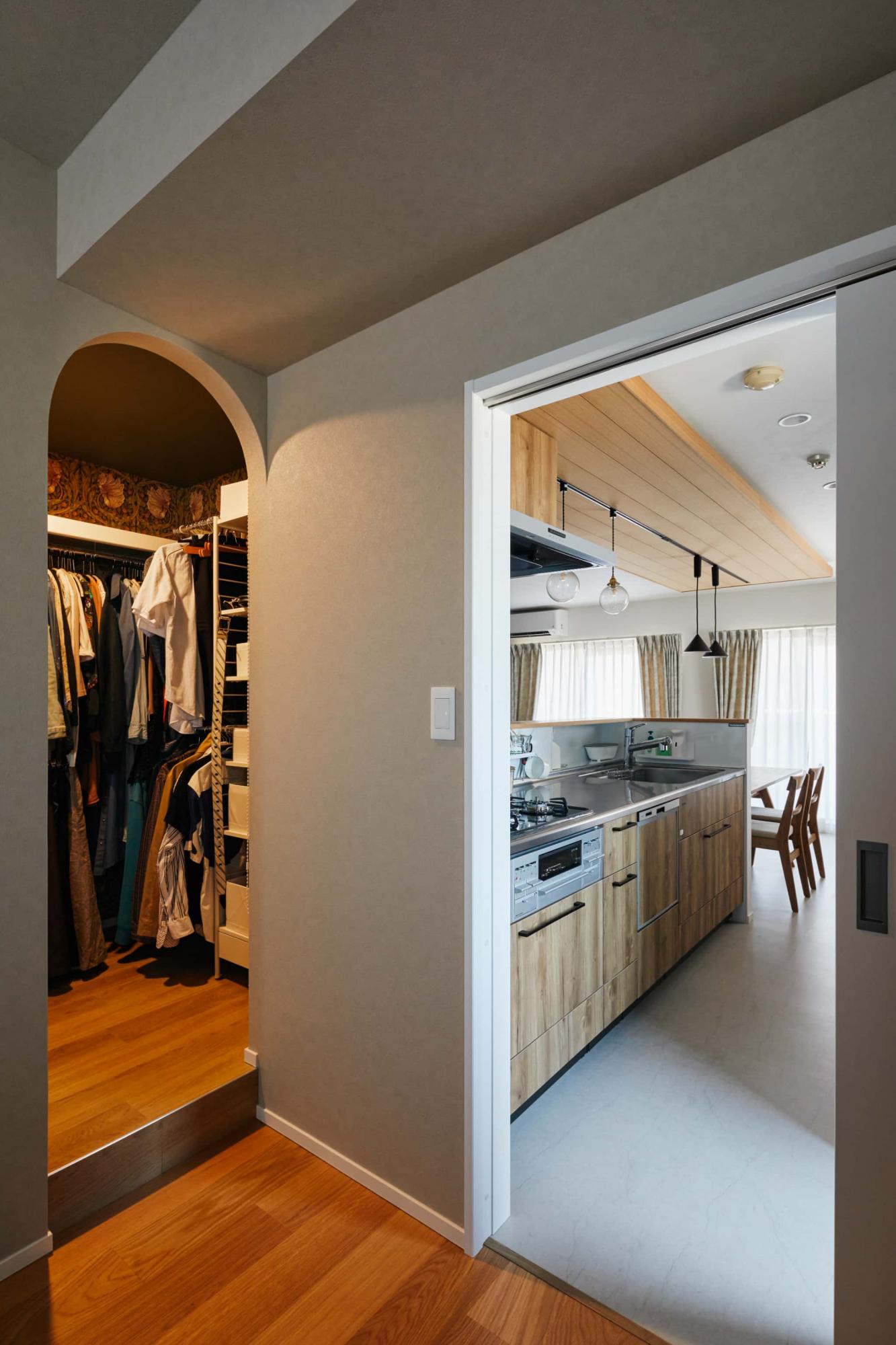 キッチンから寝室へと直行できる動線で、お子さまのミルク作りのときもスムーズに移動できる子育てに優しい間取りです。