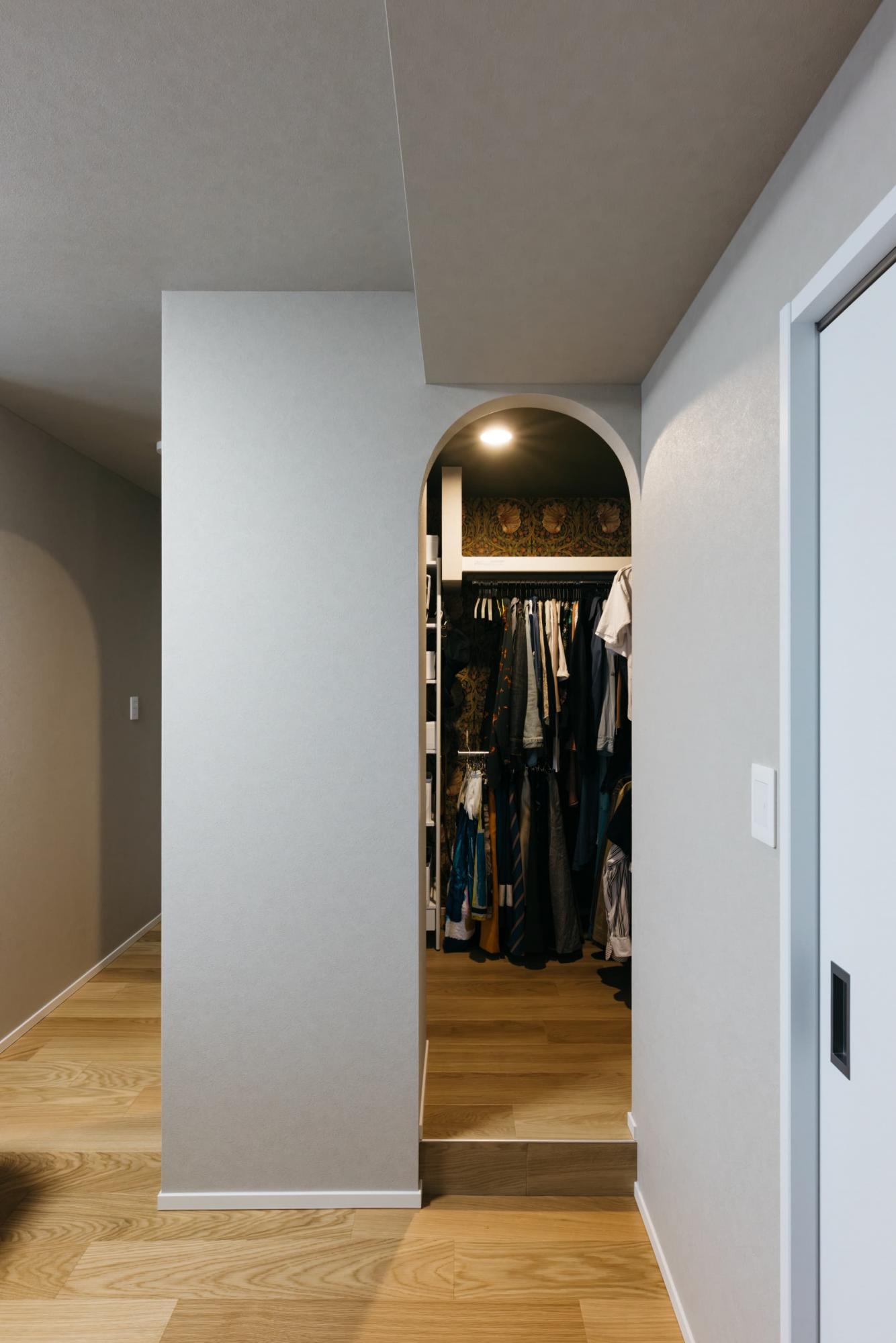 「オークに囲まれた回遊動線が光る家」の収納・クローゼット