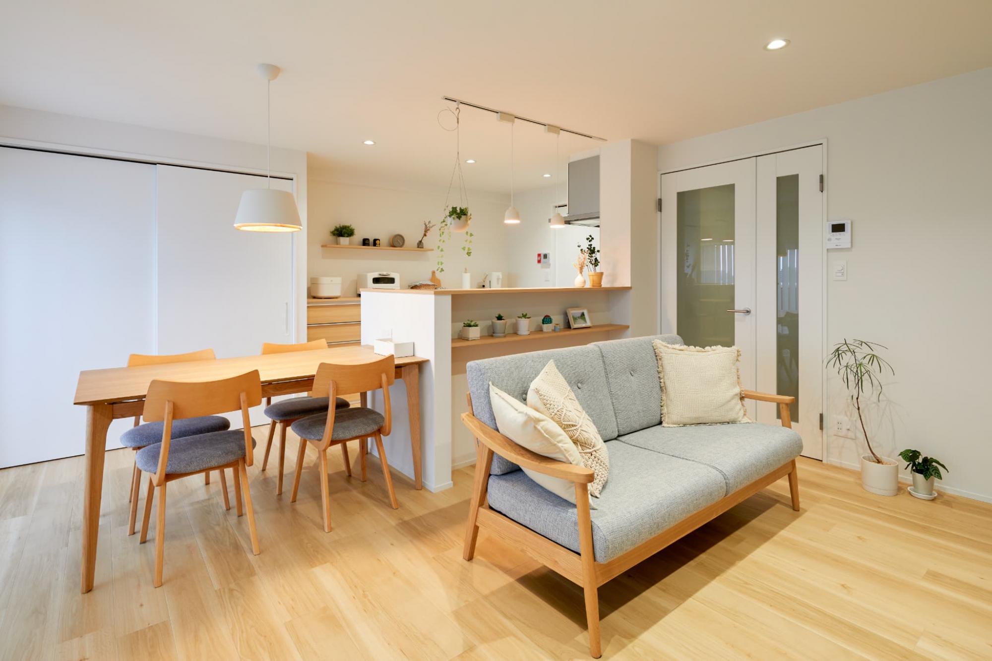 「新たに芽吹く家族の色」のリビングダイニング