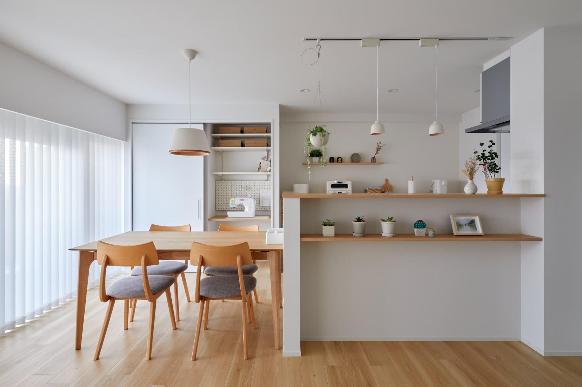 家族がどこにいても見渡せるように壁付けの個室キッチンから対面キッチンへと変更。