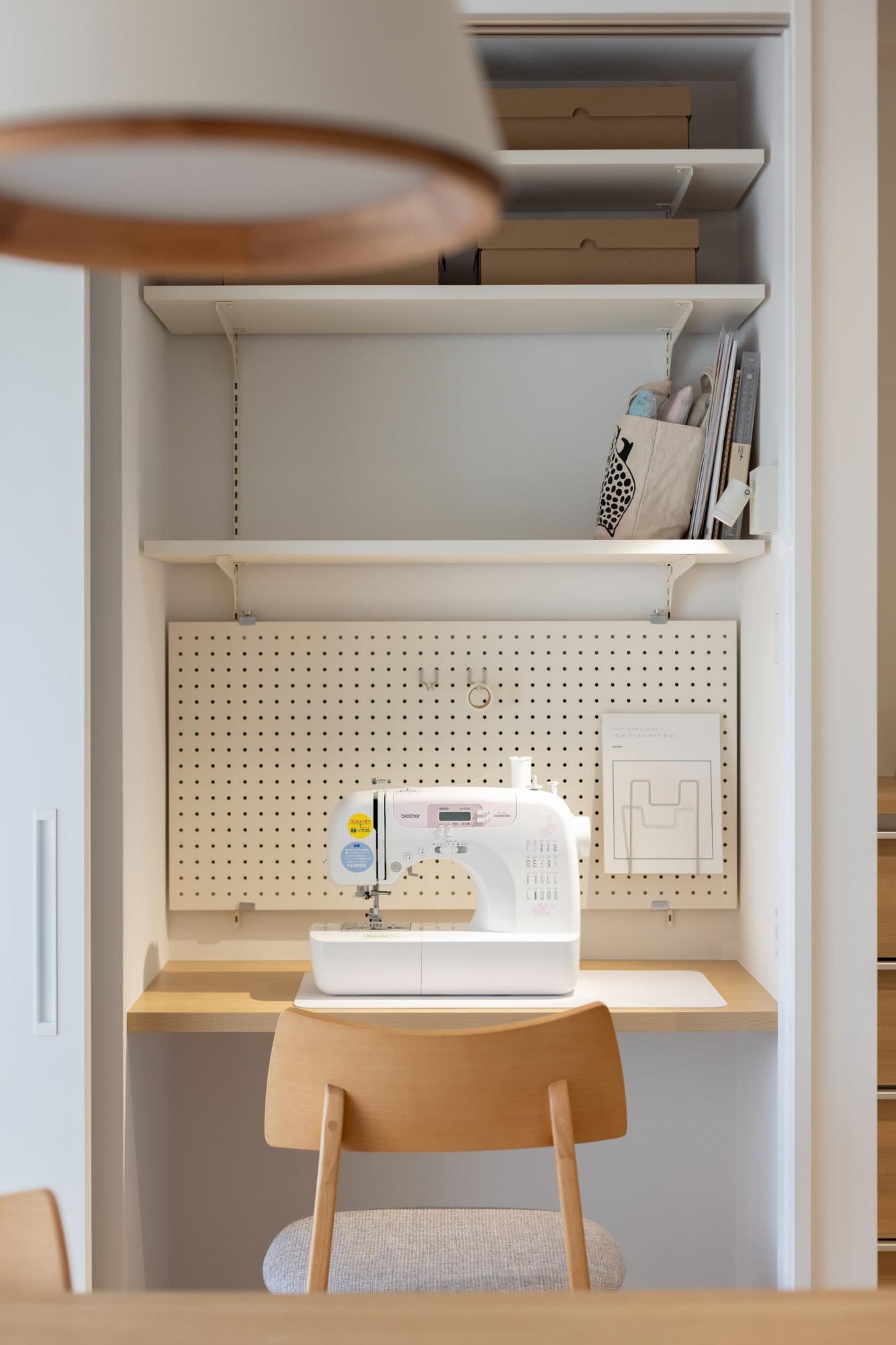 リビング収納内にはデスクスペースを設け、ミシンや勉強スペースとして使用可能。使わないときは扉を閉めてしまえば、多少乱雑になってしまっても気になりません。
